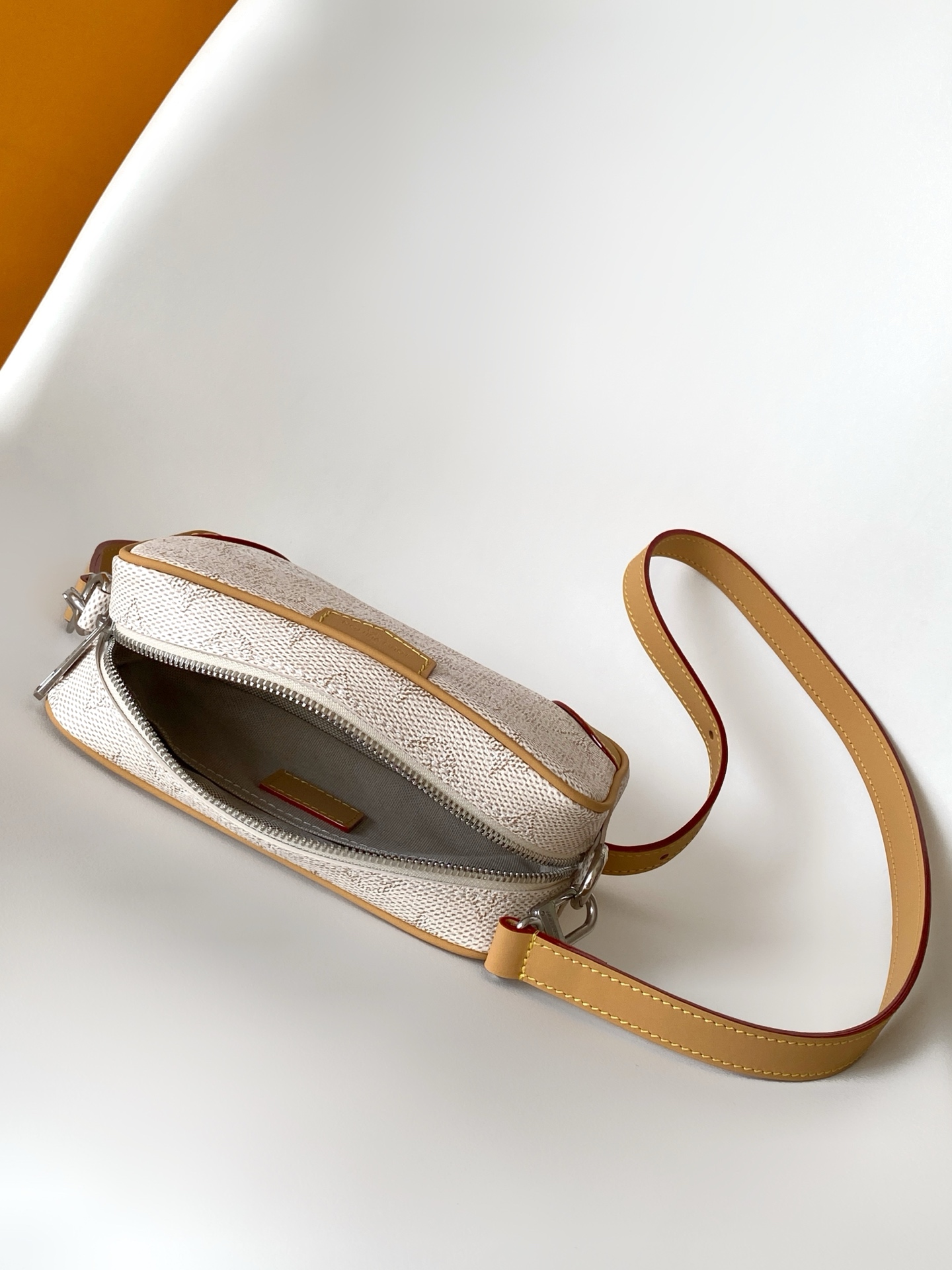 p380💰 M27155白色。M26826深蓝 14058老花 14253黑花 M13903黑彩 M14684牛仔蓝顶级原单 动态变码 M14058老花Trocadéro 迷你手袋采用 Monogram 帆布材质、复古牛皮革镶边及加固前包角，向路易威登的传奇历史致敬，将复古魅力与精致现代气息融合。设计灵感源自路易威登 20 世纪 80 年代设计的斜挎包，配有可拆卸和可调节的肩带。20.0 x 13.0 x 6.5 厘米 (长 x 高 x 宽)
	•	Monogram 涂层帆布
	•	做旧牛皮革饰边
	•	织物内衬
	•	做旧金属件
	•	拉链开合
	•	主隔层
	•	正面包角
	•	正面贴饰
	•	肩带：可拆卸，可调节
	•	包带半长：42.0 厘米
	•	包带半长可调至：55.0 厘米