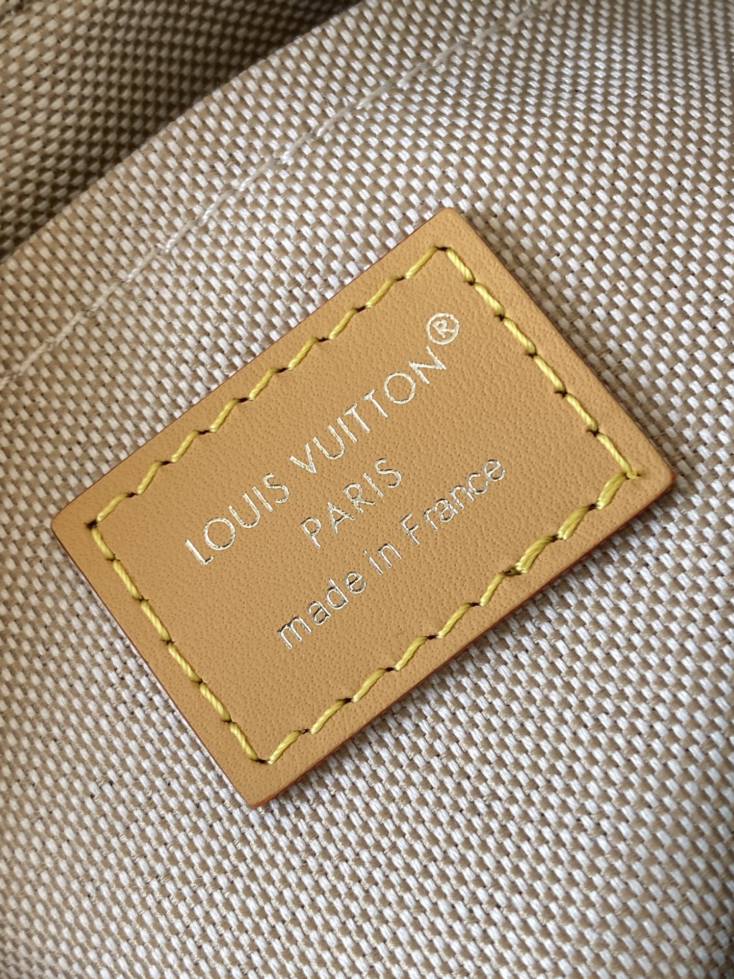 p380💰 M27155白色。M26826深蓝 14058老花 14253黑花 M13903黑彩 M14684牛仔蓝顶级原单 动态变码 M14058老花Trocadéro 迷你手袋采用 Monogram 帆布材质、复古牛皮革镶边及加固前包角，向路易威登的传奇历史致敬，将复古魅力与精致现代气息融合。设计灵感源自路易威登 20 世纪 80 年代设计的斜挎包，配有可拆卸和可调节的肩带。20.0 x 13.0 x 6.5 厘米 (长 x 高 x 宽)
	•	Monogram 涂层帆布
	•	做旧牛皮革饰边
	•	织物内衬
	•	做旧金属件
	•	拉链开合
	•	主隔层
	•	正面包角
	•	正面贴饰
	•	肩带：可拆卸，可调节
	•	包带半长：42.0 厘米
	•	包带半长可调至：55.0 厘米