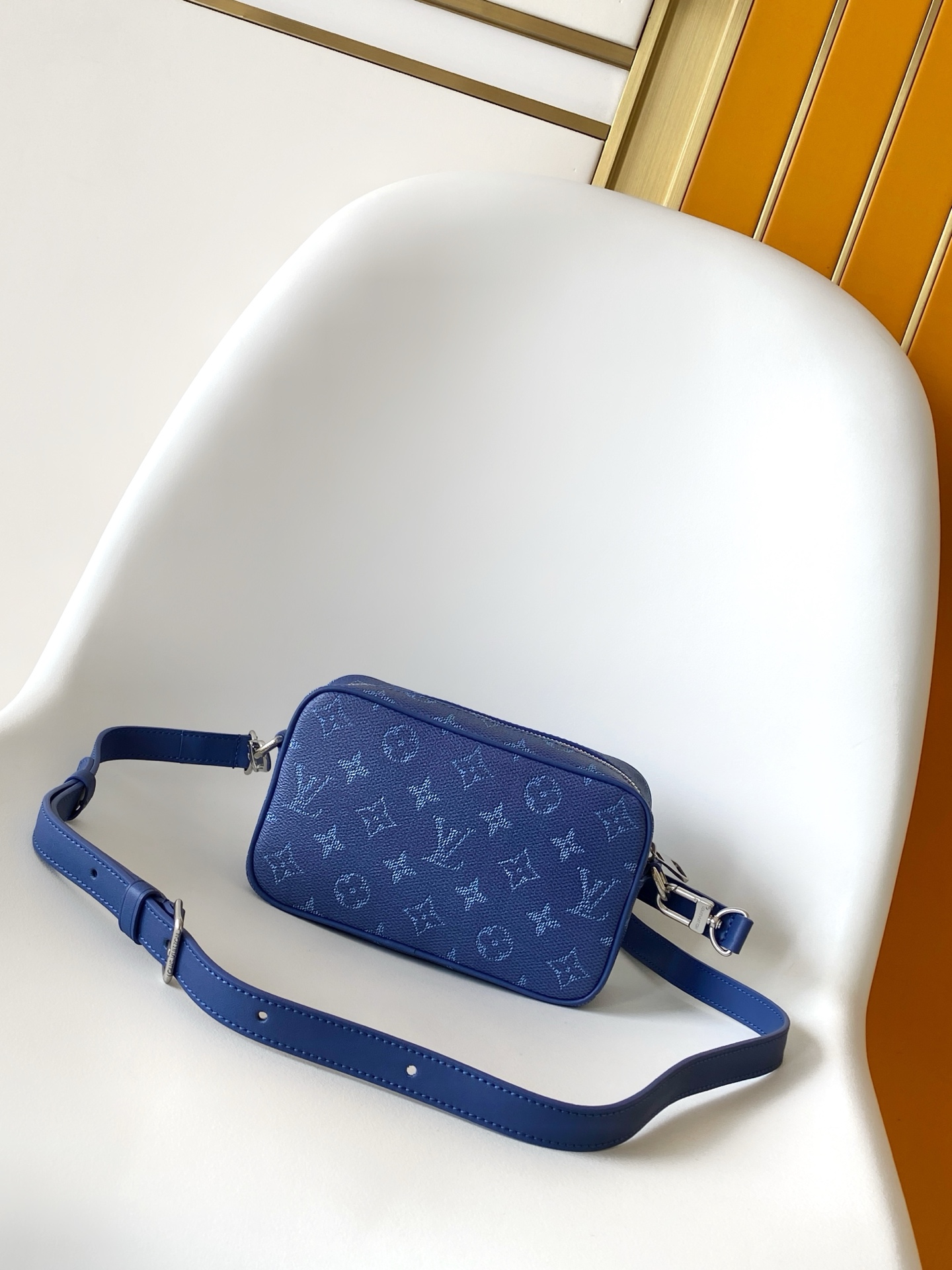 p380💰 M26826深蓝 M27155白色14058老花 14253黑花 M13903黑彩 M14684牛仔蓝顶级原单 动态变码 M14058老花Trocadéro 迷你手袋采用 Monogram 帆布材质、复古牛皮革镶边及加固前包角，向路易威登的传奇历史致敬，将复古魅力与精致现代气息融合。设计灵感源自路易威登 20 世纪 80 年代设计的斜挎包，配有可拆卸和可调节的肩带。20.0 x 13.0 x 6.5 厘米 (长 x 高 x 宽)
	•	Monogram 涂层帆布
	•	做旧牛皮革饰边
	•	织物内衬
	•	做旧金属件
	•	拉链开合
	•	主隔层
	•	正面包角
	•	正面贴饰
	•	肩带：可拆卸，可调节
	•	包带半长：42.0 厘米
	•	包带半长可调至：55.0 厘米