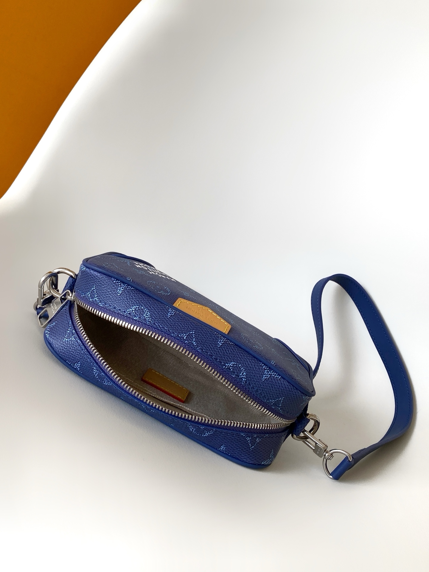 p380💰 M26826深蓝 M27155白色14058老花 14253黑花 M13903黑彩 M14684牛仔蓝顶级原单 动态变码 M14058老花Trocadéro 迷你手袋采用 Monogram 帆布材质、复古牛皮革镶边及加固前包角，向路易威登的传奇历史致敬，将复古魅力与精致现代气息融合。设计灵感源自路易威登 20 世纪 80 年代设计的斜挎包，配有可拆卸和可调节的肩带。20.0 x 13.0 x 6.5 厘米 (长 x 高 x 宽)
	•	Monogram 涂层帆布
	•	做旧牛皮革饰边
	•	织物内衬
	•	做旧金属件
	•	拉链开合
	•	主隔层
	•	正面包角
	•	正面贴饰
	•	肩带：可拆卸，可调节
	•	包带半长：42.0 厘米
	•	包带半长可调至：55.0 厘米