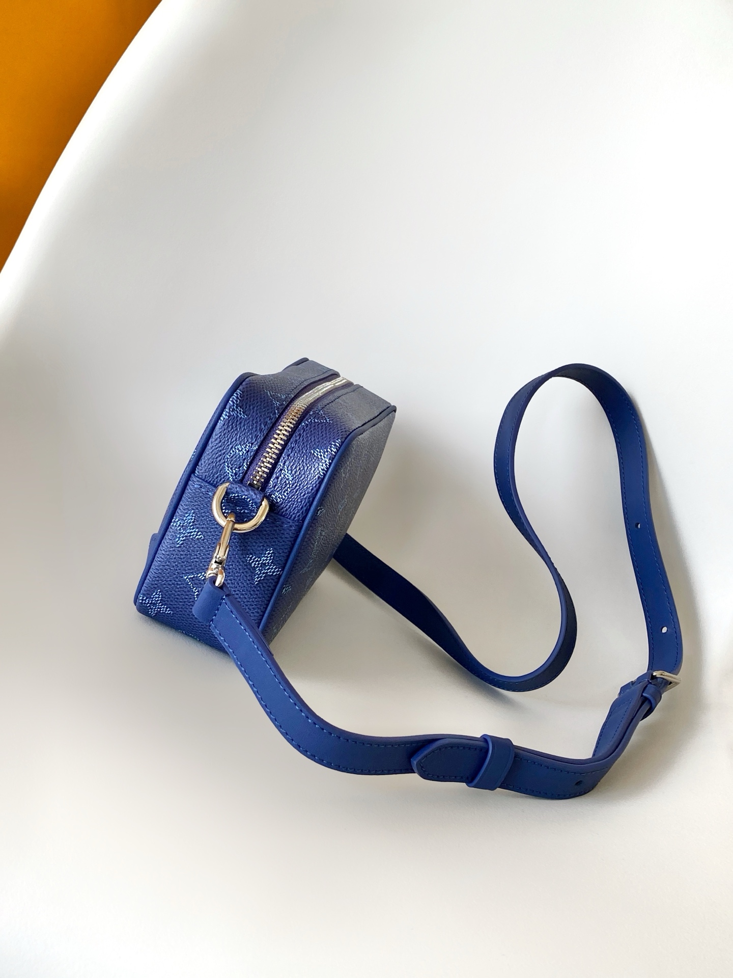 p380💰 M26826深蓝 M27155白色14058老花 14253黑花 M13903黑彩 M14684牛仔蓝顶级原单 动态变码 M14058老花Trocadéro 迷你手袋采用 Monogram 帆布材质、复古牛皮革镶边及加固前包角，向路易威登的传奇历史致敬，将复古魅力与精致现代气息融合。设计灵感源自路易威登 20 世纪 80 年代设计的斜挎包，配有可拆卸和可调节的肩带。20.0 x 13.0 x 6.5 厘米 (长 x 高 x 宽)
	•	Monogram 涂层帆布
	•	做旧牛皮革饰边
	•	织物内衬
	•	做旧金属件
	•	拉链开合
	•	主隔层
	•	正面包角
	•	正面贴饰
	•	肩带：可拆卸，可调节
	•	包带半长：42.0 厘米
	•	包带半长可调至：55.0 厘米