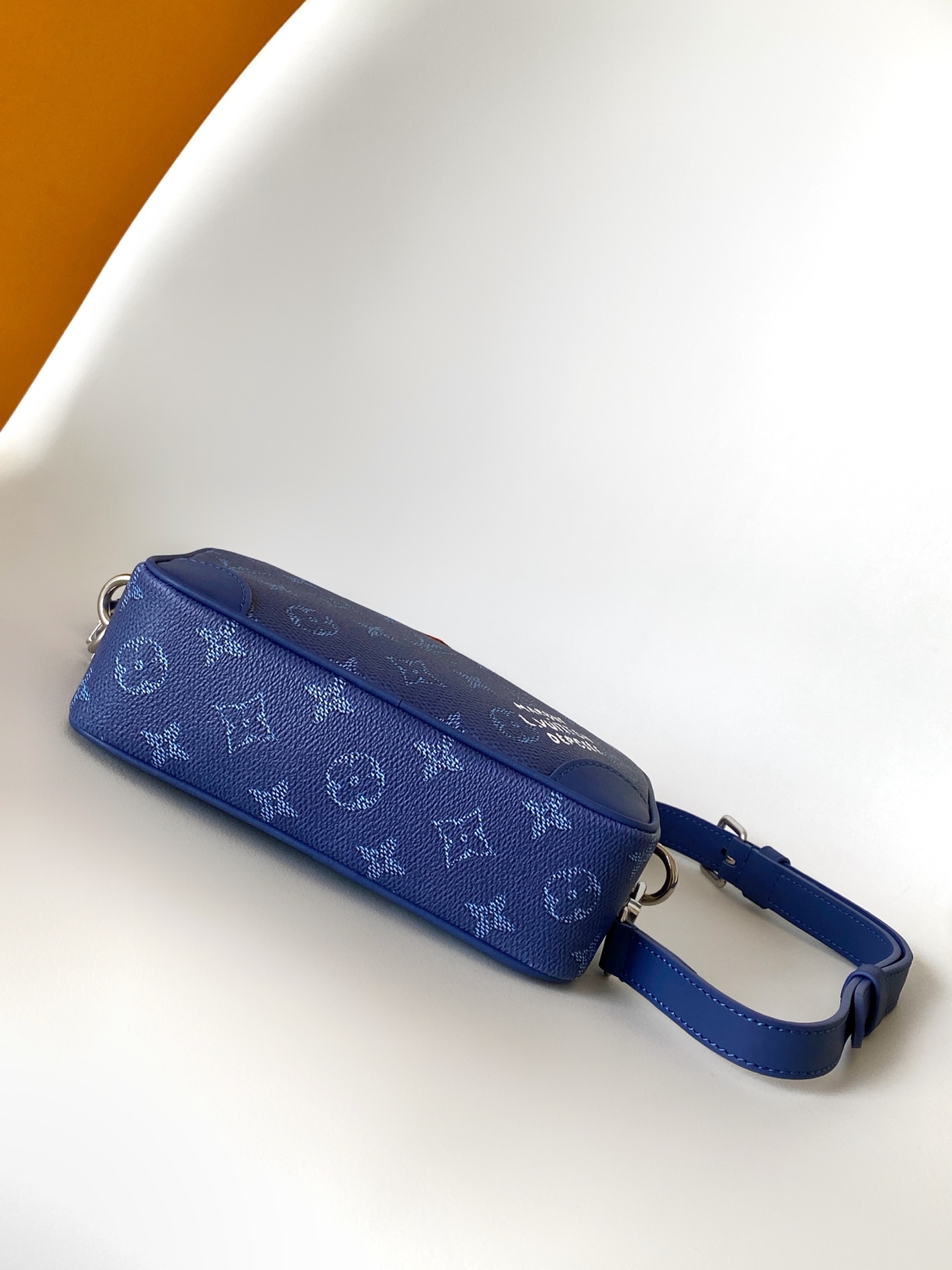 p380💰 M26826深蓝 M27155白色14058老花 14253黑花 M13903黑彩 M14684牛仔蓝顶级原单 动态变码 M14058老花Trocadéro 迷你手袋采用 Monogram 帆布材质、复古牛皮革镶边及加固前包角，向路易威登的传奇历史致敬，将复古魅力与精致现代气息融合。设计灵感源自路易威登 20 世纪 80 年代设计的斜挎包，配有可拆卸和可调节的肩带。20.0 x 13.0 x 6.5 厘米 (长 x 高 x 宽)
	•	Monogram 涂层帆布
	•	做旧牛皮革饰边
	•	织物内衬
	•	做旧金属件
	•	拉链开合
	•	主隔层
	•	正面包角
	•	正面贴饰
	•	肩带：可拆卸，可调节
	•	包带半长：42.0 厘米
	•	包带半长可调至：55.0 厘米