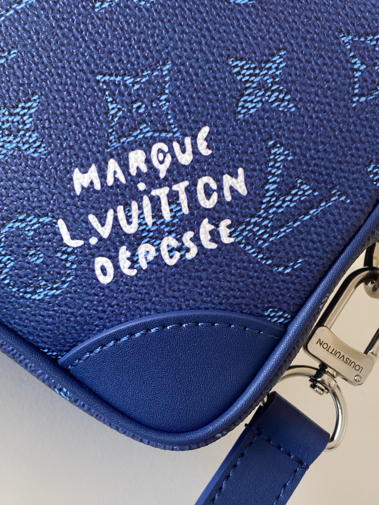 p380💰 M26826深蓝 M27155白色14058老花 14253黑花 M13903黑彩 M14684牛仔蓝顶级原单 动态变码 M14058老花Trocadéro 迷你手袋采用 Monogram 帆布材质、复古牛皮革镶边及加固前包角，向路易威登的传奇历史致敬，将复古魅力与精致现代气息融合。设计灵感源自路易威登 20 世纪 80 年代设计的斜挎包，配有可拆卸和可调节的肩带。20.0 x 13.0 x 6.5 厘米 (长 x 高 x 宽)
	•	Monogram 涂层帆布
	•	做旧牛皮革饰边
	•	织物内衬
	•	做旧金属件
	•	拉链开合
	•	主隔层
	•	正面包角
	•	正面贴饰
	•	肩带：可拆卸，可调节
	•	包带半长：42.0 厘米
	•	包带半长可调至：55.0 厘米