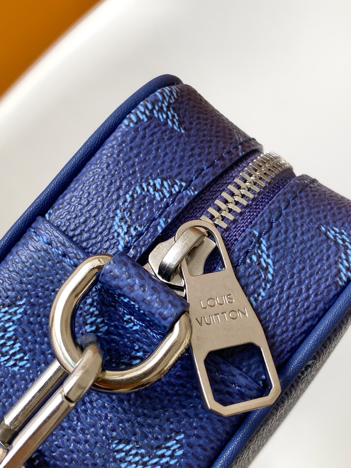 p380💰 M26826深蓝 M27155白色14058老花 14253黑花 M13903黑彩 M14684牛仔蓝顶级原单 动态变码 M14058老花Trocadéro 迷你手袋采用 Monogram 帆布材质、复古牛皮革镶边及加固前包角，向路易威登的传奇历史致敬，将复古魅力与精致现代气息融合。设计灵感源自路易威登 20 世纪 80 年代设计的斜挎包，配有可拆卸和可调节的肩带。20.0 x 13.0 x 6.5 厘米 (长 x 高 x 宽)
	•	Monogram 涂层帆布
	•	做旧牛皮革饰边
	•	织物内衬
	•	做旧金属件
	•	拉链开合
	•	主隔层
	•	正面包角
	•	正面贴饰
	•	肩带：可拆卸，可调节
	•	包带半长：42.0 厘米
	•	包带半长可调至：55.0 厘米