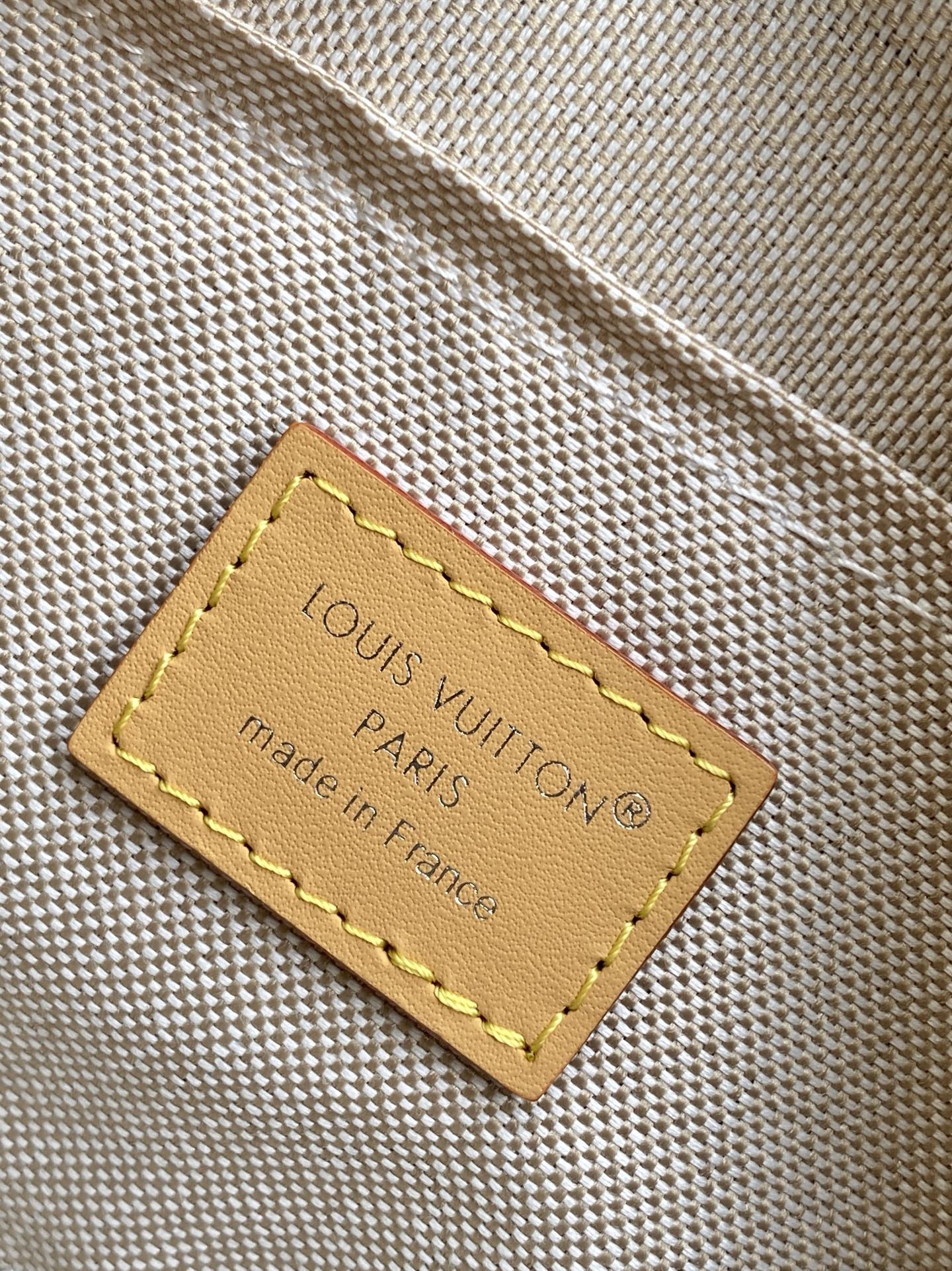 p380💰 M26826深蓝 M27155白色14058老花 14253黑花 M13903黑彩 M14684牛仔蓝顶级原单 动态变码 M14058老花Trocadéro 迷你手袋采用 Monogram 帆布材质、复古牛皮革镶边及加固前包角，向路易威登的传奇历史致敬，将复古魅力与精致现代气息融合。设计灵感源自路易威登 20 世纪 80 年代设计的斜挎包，配有可拆卸和可调节的肩带。20.0 x 13.0 x 6.5 厘米 (长 x 高 x 宽)
	•	Monogram 涂层帆布
	•	做旧牛皮革饰边
	•	织物内衬
	•	做旧金属件
	•	拉链开合
	•	主隔层
	•	正面包角
	•	正面贴饰
	•	肩带：可拆卸，可调节
	•	包带半长：42.0 厘米
	•	包带半长可调至：55.0 厘米