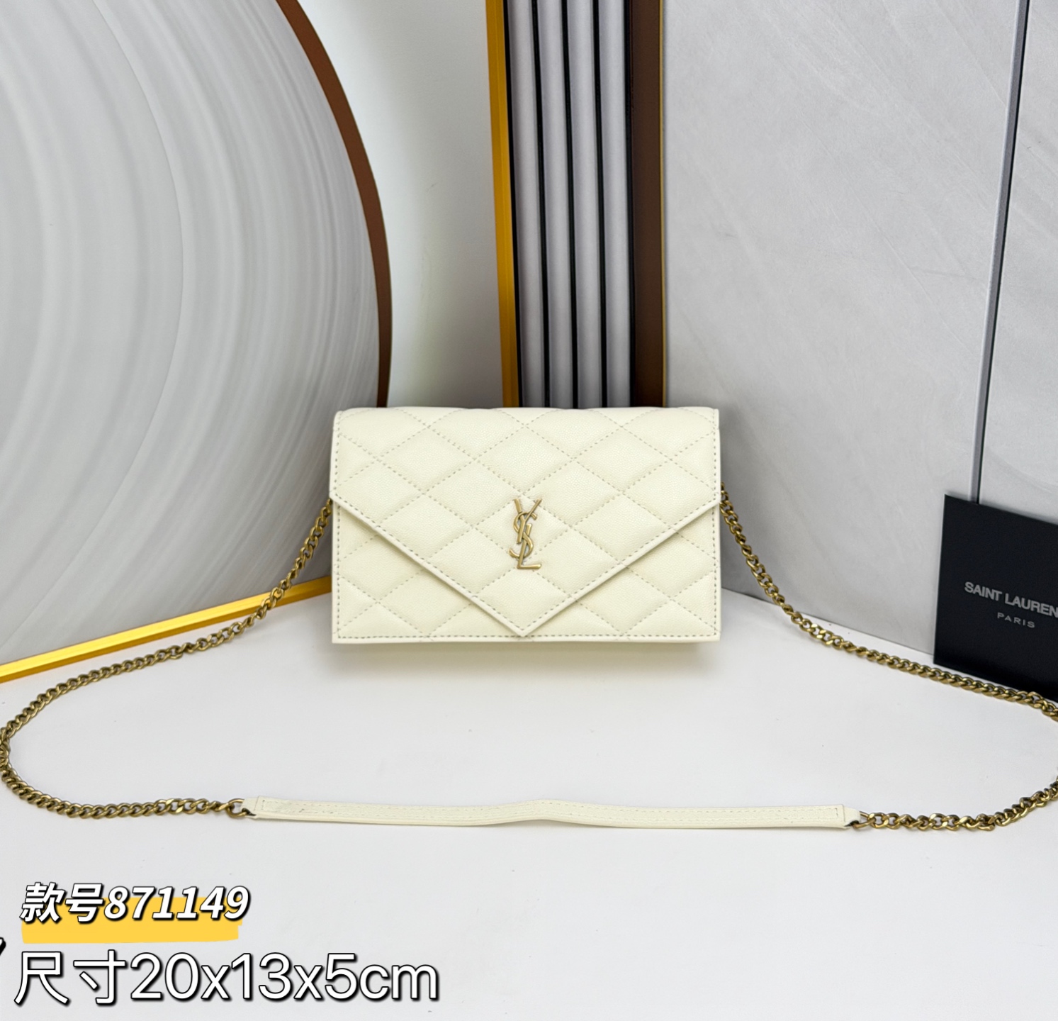 圣罗兰 新款PARIS斜挎小链条包菱格纹+金标YSLlogo，把法式高级感焊在身上了粒面羊皮的质感太戳，
