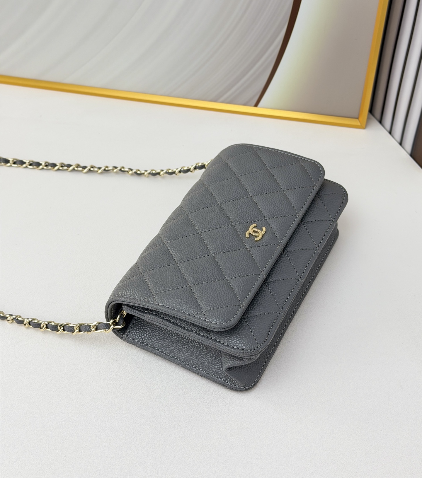WOC发财包👛鱼子酱穿金属链的经典设计外观与之前的经典Woc一样不同是内里的拉链变成金属，按扣也变成了更