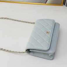 WOC发财包👛鱼子酱穿金属链的经典设计外观与之前的经典Woc一样不同是内里的拉链变成金属,按扣也变成了更 WOC发财包👛鱼子酱穿金属链的经典设计外观与之前的经典Woc一样不同是内里的拉链变成金属,按扣也变成了更