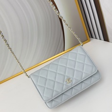 WOC发财包👛鱼子酱穿金属链的经典设计外观与之前的经典Woc一样不同是内里的拉链变成金属,按扣也变成了更 WOC发财包👛鱼子酱穿金属链的经典设计外观与之前的经典Woc一样不同是内里的拉链变成金属,按扣也变成了更