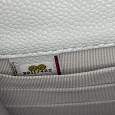WOC发财包👛鱼子酱穿金属链的经典设计外观与之前的经典Woc一样不同是内里的拉链变成金属,按扣也变成了更 WOC发财包👛鱼子酱穿金属链的经典设计外观与之前的经典Woc一样不同是内里的拉链变成金属,按扣也变成了更