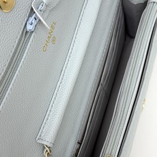 WOC发财包👛鱼子酱穿金属链的经典设计外观与之前的经典Woc一样不同是内里的拉链变成金属,按扣也变成了更 WOC发财包👛鱼子酱穿金属链的经典设计外观与之前的经典Woc一样不同是内里的拉链变成金属,按扣也变成了更