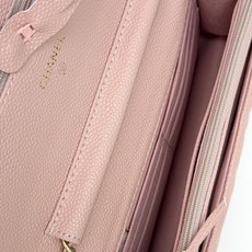 WOC发财包👛鱼子酱穿金属链的经典设计外观与之前的经典Woc一样不同是内里的拉链变成金属,按扣也变成了更 WOC发财包👛鱼子酱穿金属链的经典设计外观与之前的经典Woc一样不同是内里的拉链变成金属,按扣也变成了更