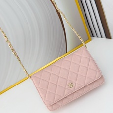 WOC发财包👛鱼子酱穿金属链的经典设计外观与之前的经典Woc一样不同是内里的拉链变成金属,按扣也变成了更 WOC发财包👛鱼子酱穿金属链的经典设计外观与之前的经典Woc一样不同是内里的拉链变成金属,按扣也变成了更
