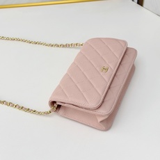 WOC发财包👛鱼子酱穿金属链的经典设计外观与之前的经典Woc一样不同是内里的拉链变成金属,按扣也变成了更 WOC发财包👛鱼子酱穿金属链的经典设计外观与之前的经典Woc一样不同是内里的拉链变成金属,按扣也变成了更