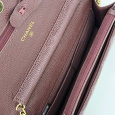 WOC发财包👛鱼子酱穿金属链的经典设计外观与之前的经典Woc一样不同是内里的拉链变成金属,按扣也变成了更 WOC发财包👛鱼子酱穿金属链的经典设计外观与之前的经典Woc一样不同是内里的拉链变成金属,按扣也变成了更