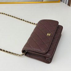 WOC发财包👛鱼子酱穿金属链的经典设计外观与之前的经典Woc一样不同是内里的拉链变成金属,按扣也变成了更 WOC发财包👛鱼子酱穿金属链的经典设计外观与之前的经典Woc一样不同是内里的拉链变成金属,按扣也变成了更