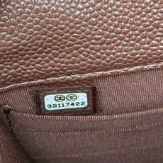 WOC发财包👛鱼子酱穿金属链的经典设计外观与之前的经典Woc一样不同是内里的拉链变成金属,按扣也变成了更 WOC发财包👛鱼子酱穿金属链的经典设计外观与之前的经典Woc一样不同是内里的拉链变成金属,按扣也变成了更