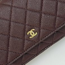 WOC发财包👛鱼子酱穿金属链的经典设计外观与之前的经典Woc一样不同是内里的拉链变成金属,按扣也变成了更 WOC发财包👛鱼子酱穿金属链的经典设计外观与之前的经典Woc一样不同是内里的拉链变成金属,按扣也变成了更