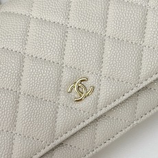 WOC发财包👛鱼子酱穿金属链的经典设计外观与之前的经典Woc一样不同是内里的拉链变成金属,按扣也变成了更 WOC发财包👛鱼子酱穿金属链的经典设计外观与之前的经典Woc一样不同是内里的拉链变成金属,按扣也变成了更
