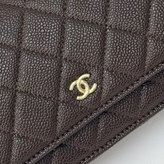 WOC发财包👛鱼子酱穿金属链的经典设计外观与之前的经典Woc一样不同是内里的拉链变成金属,按扣也变成了更 WOC发财包👛鱼子酱穿金属链的经典设计外观与之前的经典Woc一样不同是内里的拉链变成金属,按扣也变成了更