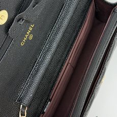 WOC发财包👛鱼子酱穿金属链的经典设计外观与之前的经典Woc一样不同是内里的拉链变成金属,按扣也变成了更 WOC发财包👛鱼子酱穿金属链的经典设计外观与之前的经典Woc一样不同是内里的拉链变成金属,按扣也变成了更