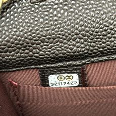 WOC发财包👛鱼子酱穿金属链的经典设计外观与之前的经典Woc一样不同是内里的拉链变成金属,按扣也变成了更 WOC发财包👛鱼子酱穿金属链的经典设计外观与之前的经典Woc一样不同是内里的拉链变成金属,按扣也变成了更