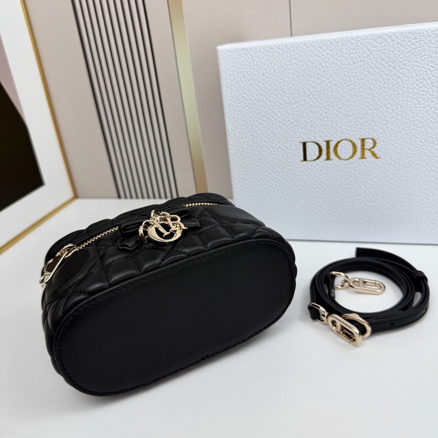 Dior蝴蝶结化妆包，经典菱格+蝴蝶结金属吊饰，优雅精致感拉满✨柔软的小羊皮轻便耐用，日常通勤、出街都超