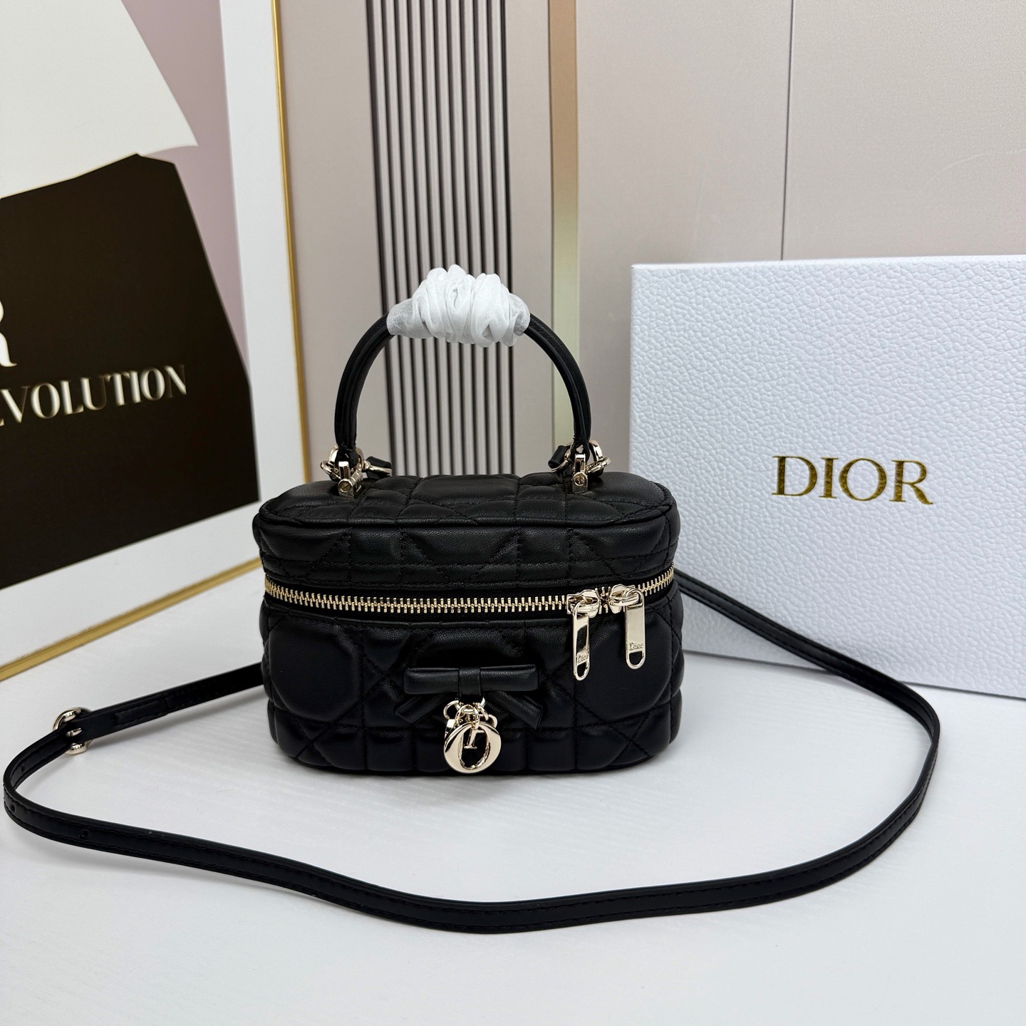 Dior蝴蝶结化妆包，经典菱格+蝴蝶结金属吊饰，优雅精致感拉满✨柔软的小羊皮轻便耐用，日常通勤、出街都超