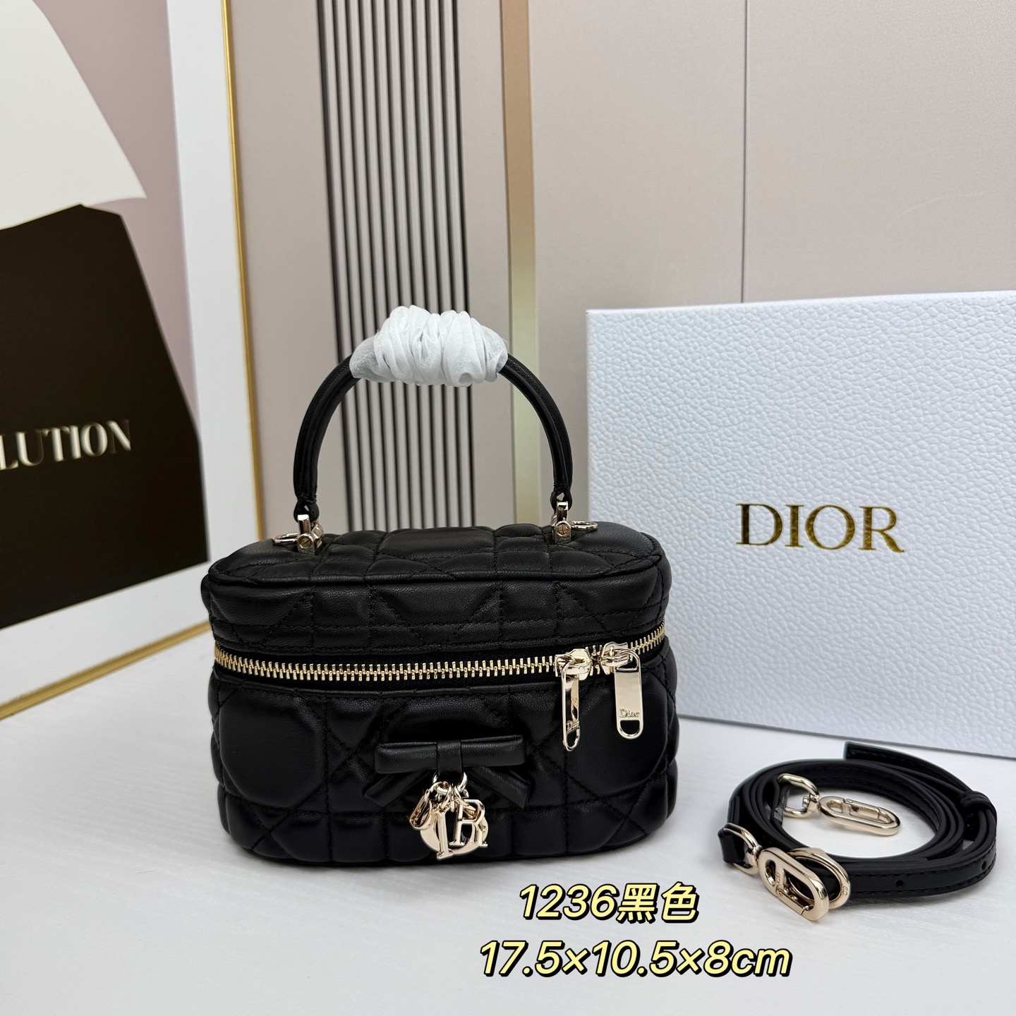 Dior蝴蝶结化妆包，经典菱格+蝴蝶结金属吊饰，优雅精致感拉满✨柔软的小羊皮轻便耐用，日常通勤、出街都超