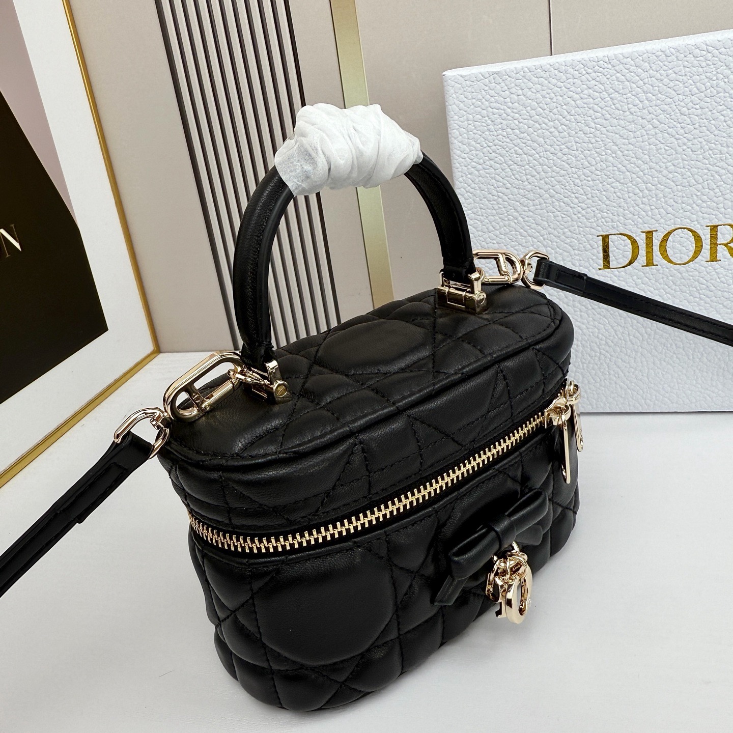 Dior蝴蝶结化妆包，经典菱格+蝴蝶结金属吊饰，优雅精致感拉满✨柔软的小羊皮轻便耐用，日常通勤、出街都超