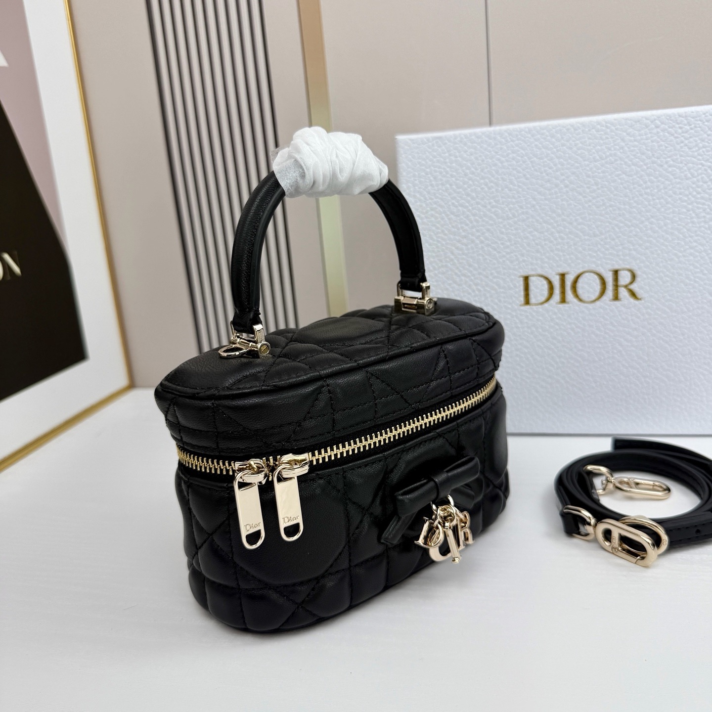 Dior蝴蝶结化妆包，经典菱格+蝴蝶结金属吊饰，优雅精致感拉满✨柔软的小羊皮轻便耐用，日常通勤、出街都超