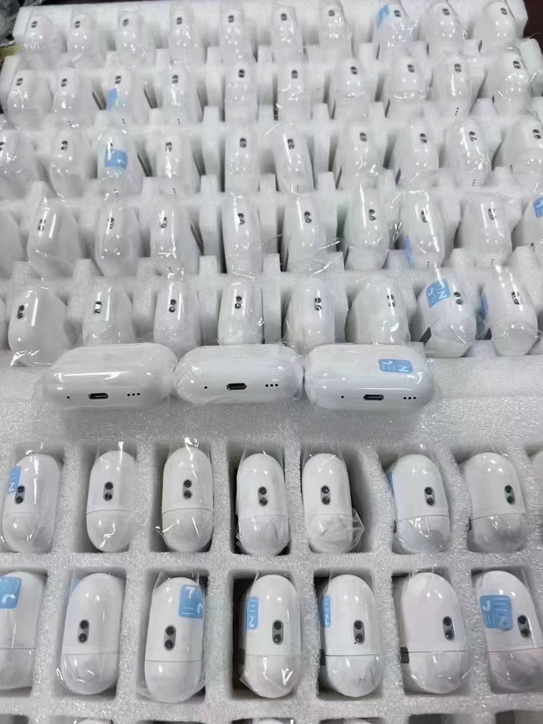 「Airpods六代」售价:89💰介绍所示▪️保证文案一致,▪️魔鬼主动降噪苹果第六代蓝牙耳机🎧Airpods pro 2配USB-C充电盒的最最新款！
出口订单‼️原厂组装‼️
最佳音质！最低价格！开车、坐车、地铁、高铁你都需要一副耳机!!

✅广泛兼容，苹果安卓都🉑️用！

✅兼容iOS系统16版本开盖秒连 智能自动配对

✅游戏0延迟！不断连！不卡顿

✅搭配H2芯片 重塑音质 主动降噪
如亲临现场般震撼音效出口国外的订单⚠️不是国内的版本
但是芯片绝对保真，全部都是发往亚马逊的订单！音质、质感都相差无几！价格……却能差出十万八千里🤣用过这个耳机你可能觉得，其他耳机是弟弟～真正的好东西