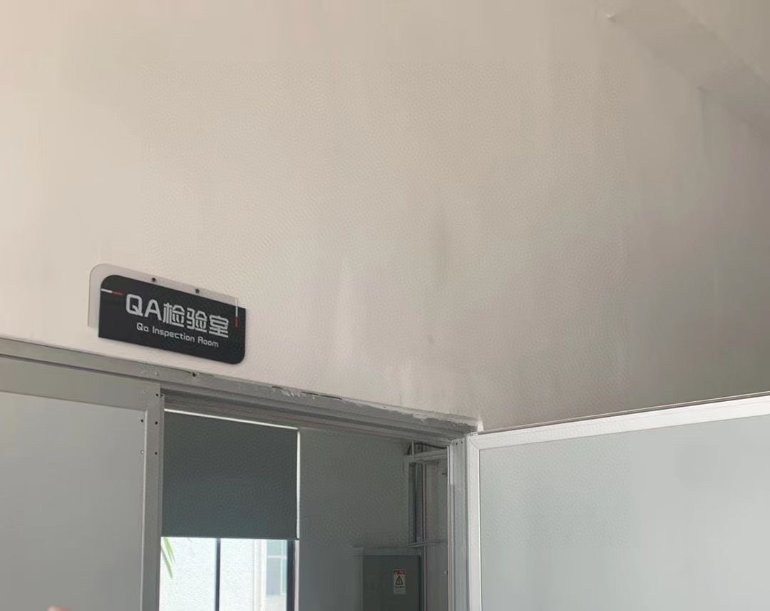 「Airpods六代」售价:89💰介绍所示▪️保证文案一致,▪️魔鬼主动降噪苹果第六代蓝牙耳机🎧Airpods pro 2配USB-C充电盒的最最新款！
出口订单‼️原厂组装‼️
最佳音质！最低价格！开车、坐车、地铁、高铁你都需要一副耳机!!

✅广泛兼容，苹果安卓都🉑️用！

✅兼容iOS系统16版本开盖秒连 智能自动配对

✅游戏0延迟！不断连！不卡顿

✅搭配H2芯片 重塑音质 主动降噪
如亲临现场般震撼音效出口国外的订单⚠️不是国内的版本
但是芯片绝对保真，全部都是发往亚马逊的订单！音质、质感都相差无几！价格……却能差出十万八千里🤣用过这个耳机你可能觉得，其他耳机是弟弟～真正的好东西