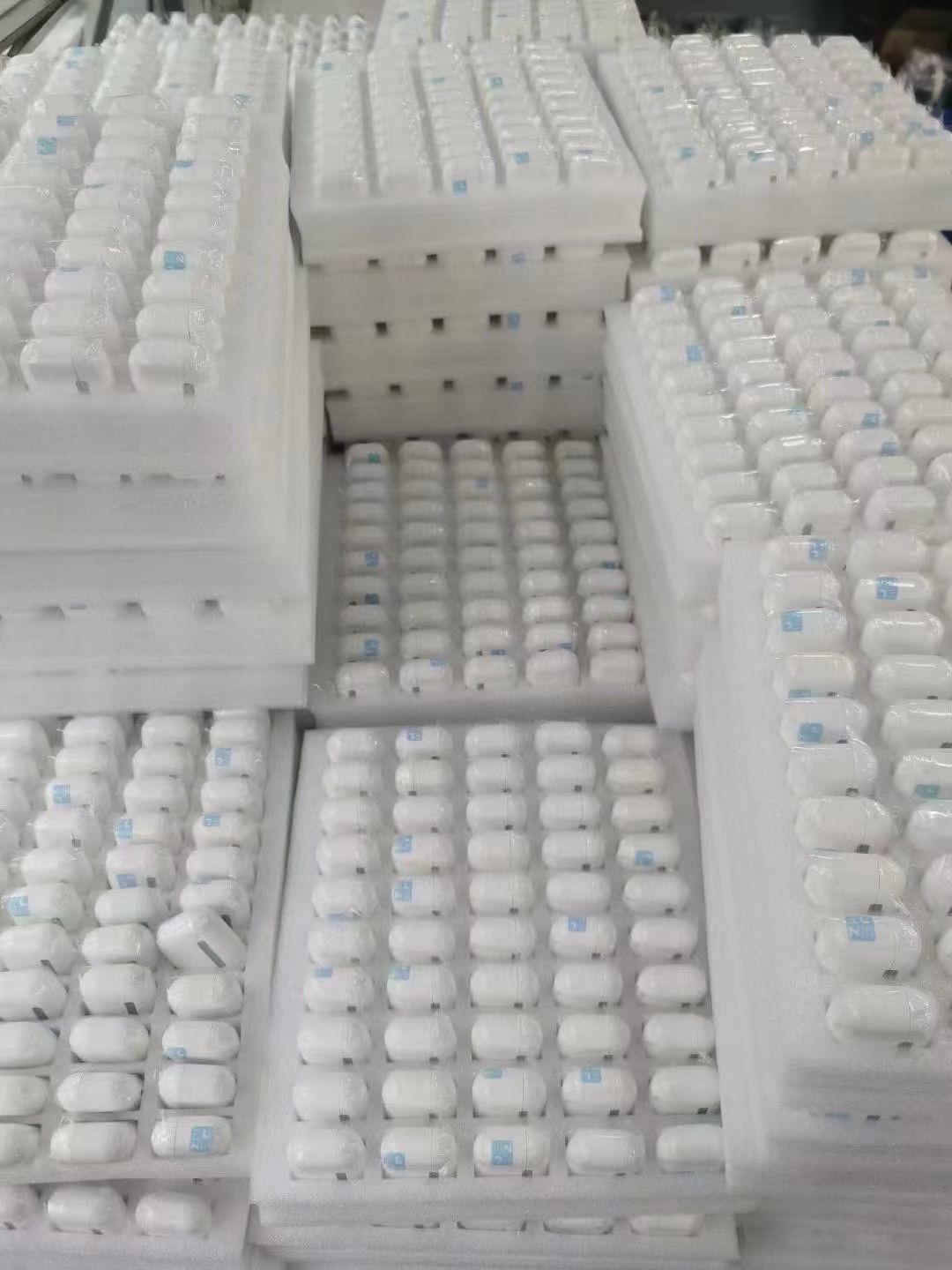 「Airpods六代」售价:89💰介绍所示▪️保证文案一致,▪️魔鬼主动降噪苹果第六代蓝牙耳机🎧Airpods pro 2配USB-C充电盒的最最新款！
出口订单‼️原厂组装‼️
最佳音质！最低价格！开车、坐车、地铁、高铁你都需要一副耳机!!

✅广泛兼容，苹果安卓都🉑️用！

✅兼容iOS系统16版本开盖秒连 智能自动配对

✅游戏0延迟！不断连！不卡顿

✅搭配H2芯片 重塑音质 主动降噪
如亲临现场般震撼音效出口国外的订单⚠️不是国内的版本
但是芯片绝对保真，全部都是发往亚马逊的订单！音质、质感都相差无几！价格……却能差出十万八千里🤣用过这个耳机你可能觉得，其他耳机是弟弟～真正的好东西