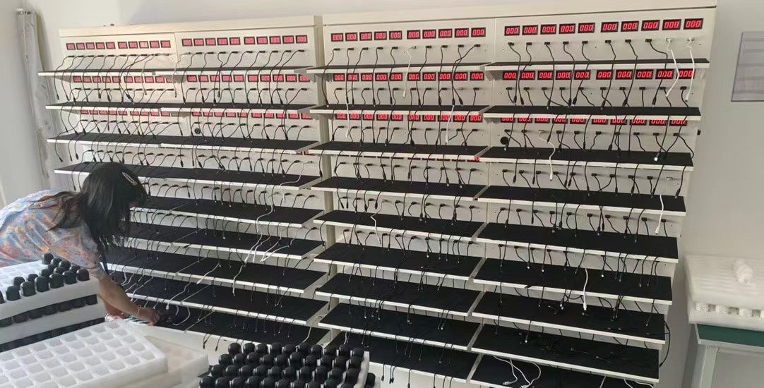 「Airpods六代」售价:89💰介绍所示▪️保证文案一致,▪️魔鬼主动降噪苹果第六代蓝牙耳机🎧Airpods pro 2配USB-C充电盒的最最新款！
出口订单‼️原厂组装‼️
最佳音质！最低价格！开车、坐车、地铁、高铁你都需要一副耳机!!

✅广泛兼容，苹果安卓都🉑️用！

✅兼容iOS系统16版本开盖秒连 智能自动配对

✅游戏0延迟！不断连！不卡顿

✅搭配H2芯片 重塑音质 主动降噪
如亲临现场般震撼音效出口国外的订单⚠️不是国内的版本
但是芯片绝对保真，全部都是发往亚马逊的订单！音质、质感都相差无几！价格……却能差出十万八千里🤣用过这个耳机你可能觉得，其他耳机是弟弟～真正的好东西