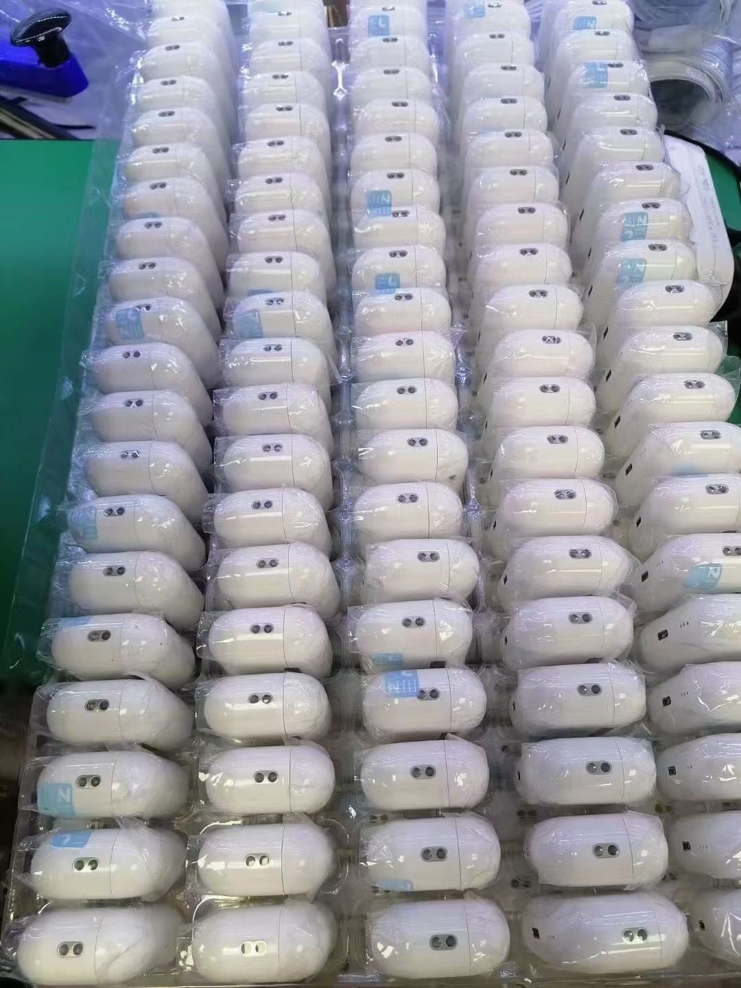 「Airpods六代」售价:89💰介绍所示▪️保证文案一致,▪️魔鬼主动降噪苹果第六代蓝牙耳机🎧Airpods pro 2配USB-C充电盒的最最新款！
出口订单‼️原厂组装‼️
最佳音质！最低价格！开车、坐车、地铁、高铁你都需要一副耳机!!

✅广泛兼容，苹果安卓都🉑️用！

✅兼容iOS系统16版本开盖秒连 智能自动配对

✅游戏0延迟！不断连！不卡顿

✅搭配H2芯片 重塑音质 主动降噪
如亲临现场般震撼音效出口国外的订单⚠️不是国内的版本
但是芯片绝对保真，全部都是发往亚马逊的订单！音质、质感都相差无几！价格……却能差出十万八千里🤣用过这个耳机你可能觉得，其他耳机是弟弟～真正的好东西