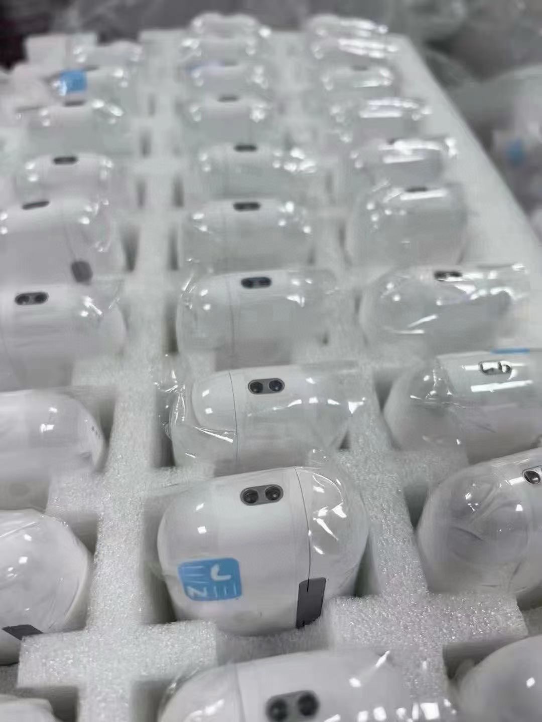 「Airpods六代」售价:89💰介绍所示▪️保证文案一致,▪️魔鬼主动降噪苹果第六代蓝牙耳机🎧Airpods pro 2配USB-C充电盒的最最新款！
出口订单‼️原厂组装‼️
最佳音质！最低价格！开车、坐车、地铁、高铁你都需要一副耳机!!

✅广泛兼容，苹果安卓都🉑️用！

✅兼容iOS系统16版本开盖秒连 智能自动配对

✅游戏0延迟！不断连！不卡顿

✅搭配H2芯片 重塑音质 主动降噪
如亲临现场般震撼音效出口国外的订单⚠️不是国内的版本
但是芯片绝对保真，全部都是发往亚马逊的订单！音质、质感都相差无几！价格……却能差出十万八千里🤣用过这个耳机你可能觉得，其他耳机是弟弟～真正的好东西