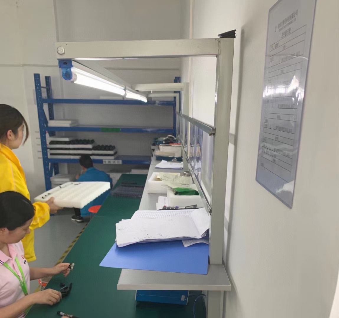 「Airpods六代」售价:89💰介绍所示▪️保证文案一致,▪️魔鬼主动降噪苹果第六代蓝牙耳机🎧Airpods pro 2配USB-C充电盒的最最新款！
出口订单‼️原厂组装‼️
最佳音质！最低价格！开车、坐车、地铁、高铁你都需要一副耳机!!

✅广泛兼容，苹果安卓都🉑️用！

✅兼容iOS系统16版本开盖秒连 智能自动配对

✅游戏0延迟！不断连！不卡顿

✅搭配H2芯片 重塑音质 主动降噪
如亲临现场般震撼音效出口国外的订单⚠️不是国内的版本
但是芯片绝对保真，全部都是发往亚马逊的订单！音质、质感都相差无几！价格……却能差出十万八千里🤣用过这个耳机你可能觉得，其他耳机是弟弟～真正的好东西