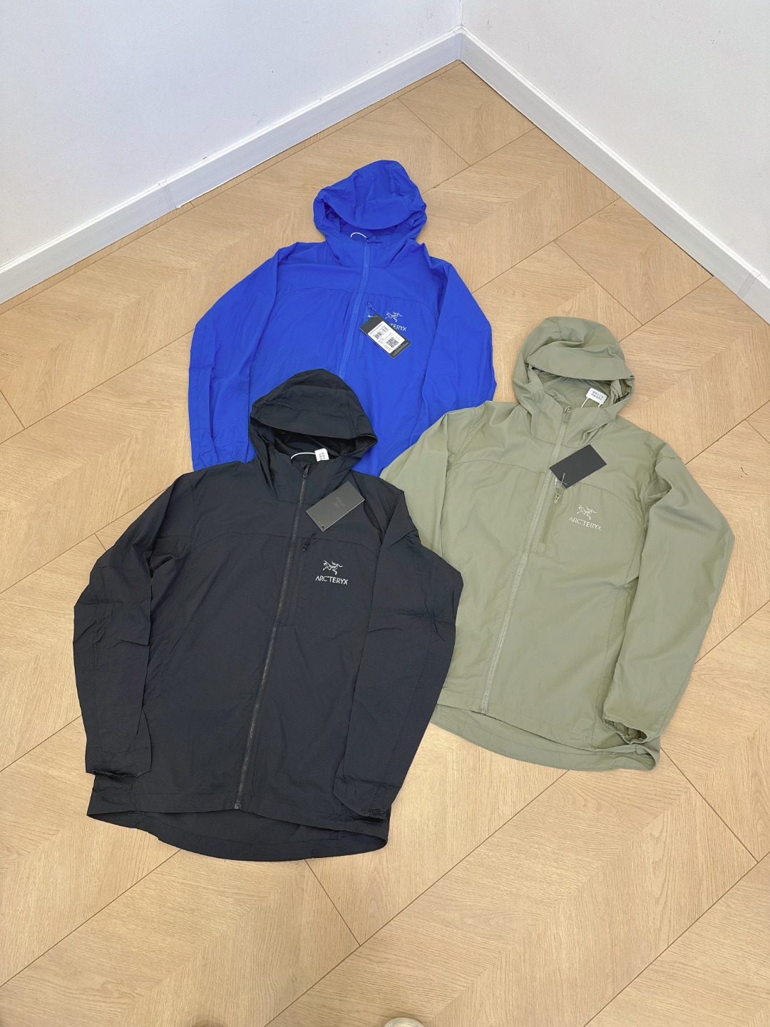 💰195
【独家高定】鸟夏季Squamish风壳防晒衣 款号25172
情侣同款 休闲运动拉链连帽轻量防风速干夹克  日常刚需必备款式.舒适透气多功能！【防紫外线性能测试仪UPF58.26（50以上就达标）】
面料防晒速干 ，透气性贼啦啦的好冰感极强，专业轻量防晒皮肤衣，极致轻薄和快速排汗是备受青睐的重点，提升衣物穿着舒适度面料功能性也是比较强的，特有的吸湿排汗效果非常明显，就算酷热状态下的运动健身，也能够保持身体干爽轻盈，透气，比普通面料透气性好上几倍，点缀出了整体面料款式简洁大气中的高端气息～面料干爽及更耐洗，吸汗而不粘身，机洗不变形！
 立体剪裁，版型上身非常正，连帽设计，更加年轻时尚！此款是一件适用范围极其广泛的皮肤衣、可防晒，可休闲，户外跑步健身都可以轻松驾驭！！！
颜色 黑色 蓝色 幽雾绿
尺码表/cm 【后衣长比前衣长长3cm】
S前衣长68 胸围116 袖长61
M前衣长70 胸围120 袖长62
L前衣长72 胸围124 袖长63
XL前衣长74 胸围128 袖长64
XXL前衣长76 胸围132 袖长65
手工测量2-3cm误差 仅供参考！
尺码推荐
S适合 身高160-165 体重80-110
M适合 身高165-170 体重100-140
L适合 身高170-175 体重130-160
XL适合 身高175-185 体重150-200
XXL适合 身高180-190 体重190-220