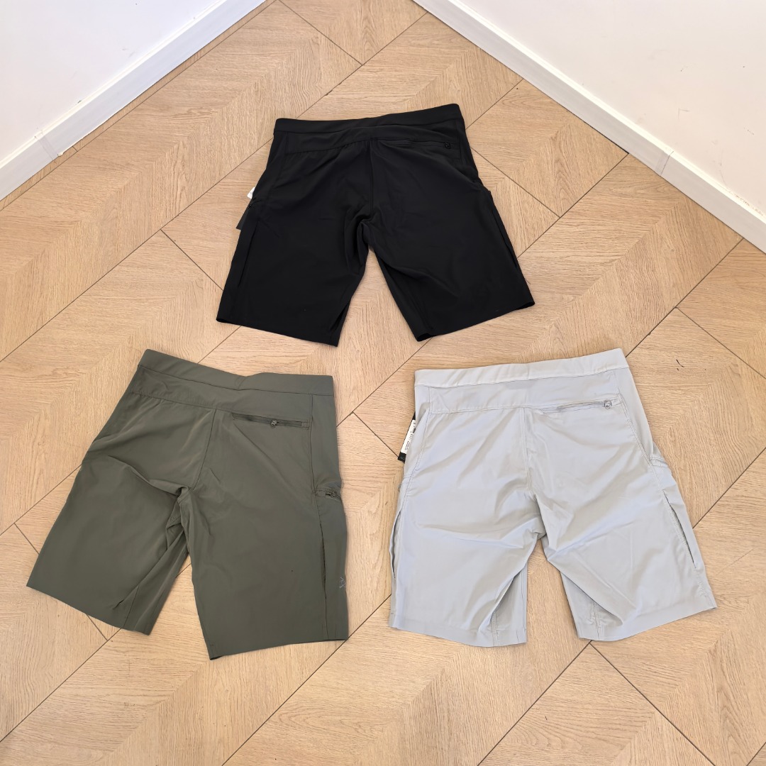 💰140
【高定】鸟Gamma quick系列软壳短裤
TerraTex梭织布轻薄面料功能性防水透气 刺绣logo 自配腰带调节正品YKK拉链 五金开模定制颜色:幽雾绿 黑色 灰色
尺码:30 32 34 36 (90-200斤无压力)
30裤长52 腰围82 臀围98 脚口25
32裤长53 腰围86 臀围102 脚口26
34裤长54 腰围90 臀围106 脚口27
36裤长55 腰围92 臀围110 脚口28
手工测量2-3cm误差!