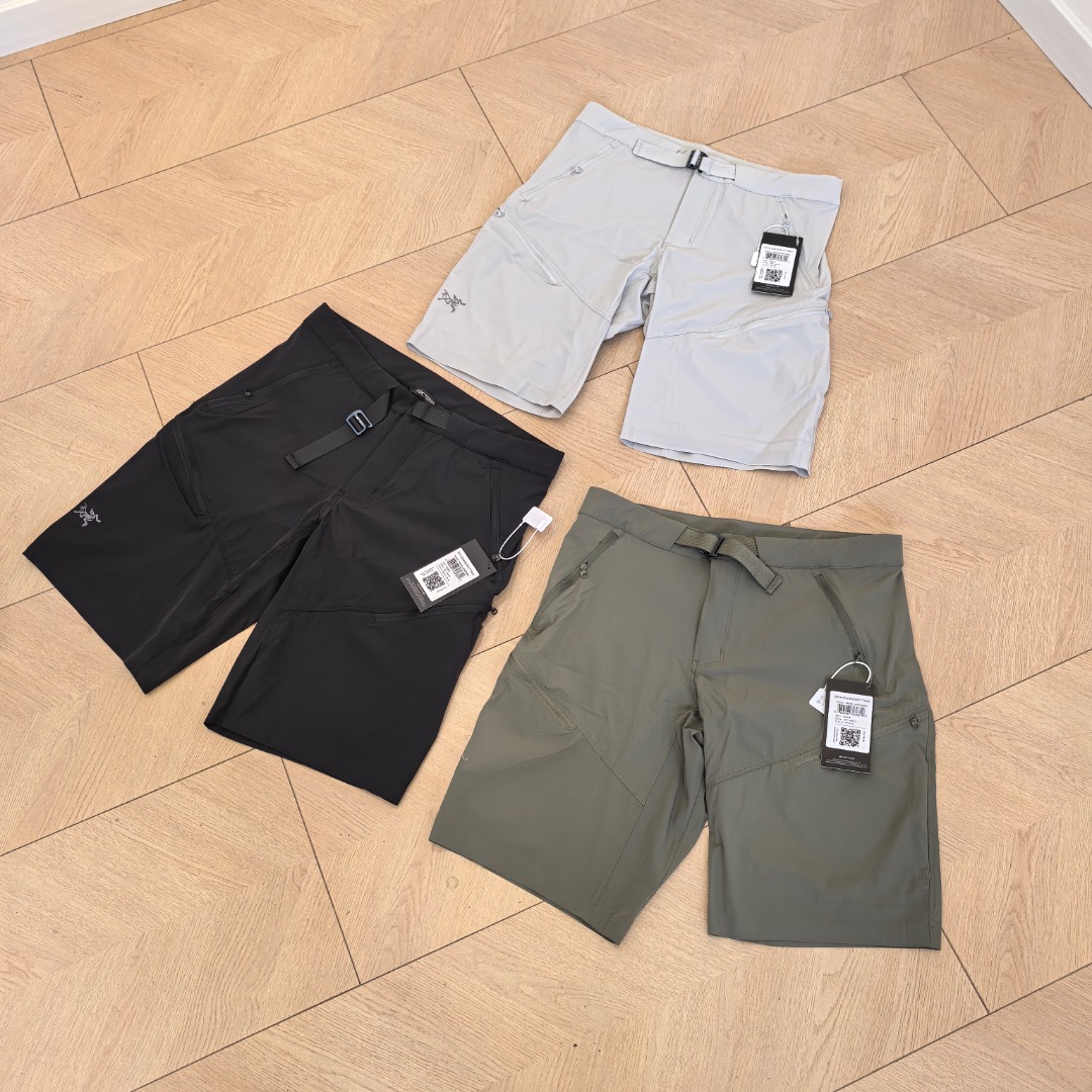 💰140
【高定】鸟Gamma quick系列软壳短裤
TerraTex梭织布轻薄面料功能性防水透气 刺绣logo 自配腰带调节正品YKK拉链 五金开模定制颜色：幽雾绿 黑色 灰色
尺码：30 32 34 36 （90-200斤无压力）
30裤长52 腰围82 臀围98 脚口25 
32裤长53 腰围86 臀围102 脚口26 
34裤长54 腰围90 臀围106 脚口27 
36裤长55 腰围92 臀围110 脚口28 
手工测量2-3cm误差！