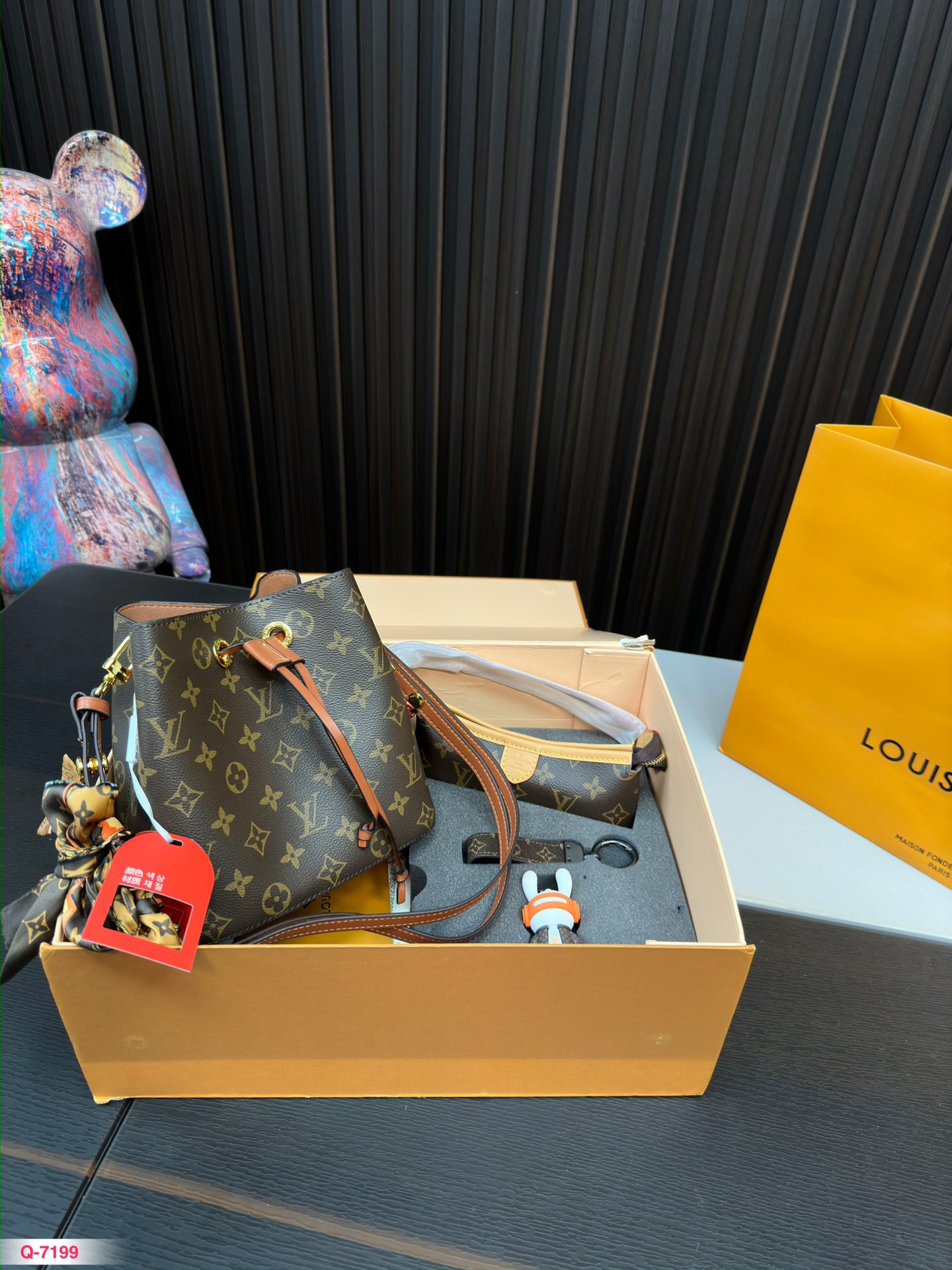 Louis Vuitton Online
 Bucket Bags