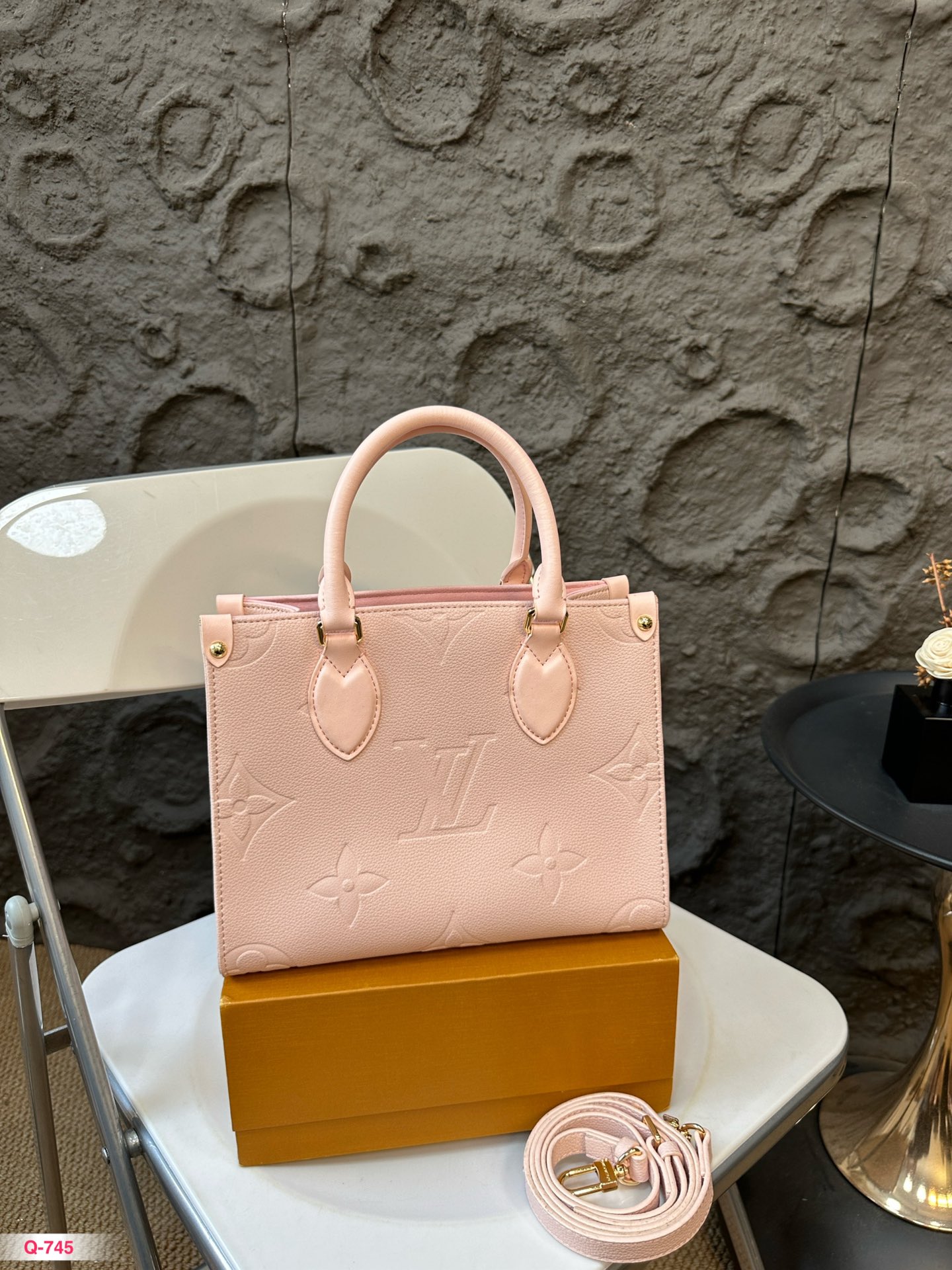 💰225 配折叠盒
Lv 丛林托特包
新品樱花粉 Mahina 好适合春天呐！整一个色系都是温温柔柔奶呼呼的，粉色印花小夹克搭配蕾丝蓬蓬裙，韩系甜妹女团风轻松拿捏尺寸24.19cm