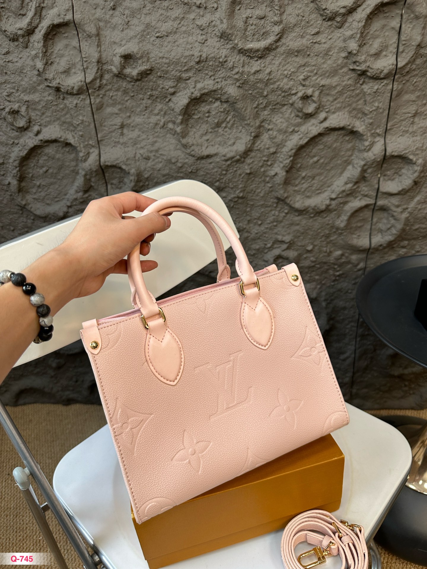 💰225 配折叠盒
Lv 丛林托特包
新品樱花粉 Mahina 好适合春天呐！整一个色系都是温温柔柔奶呼呼的，粉色印花小夹克搭配蕾丝蓬蓬裙，韩系甜妹女团风轻松拿捏尺寸24.19cm