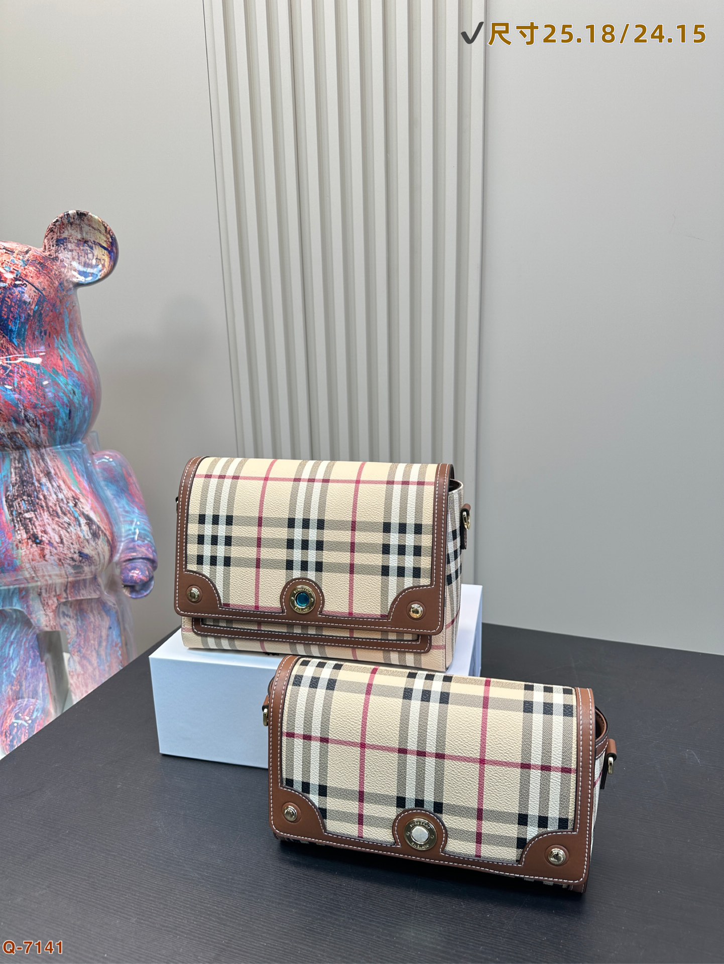 💰330💰340 配折叠盒
巴宝莉BURBERRY 经典格子邮差包
巴宝莉专柜最新款单肩斜挎包,实用耐久的面料 采特殊材质搭配牛皮🐂四季必备 单肩斜挎背两用款 尺寸 25.18/24.15