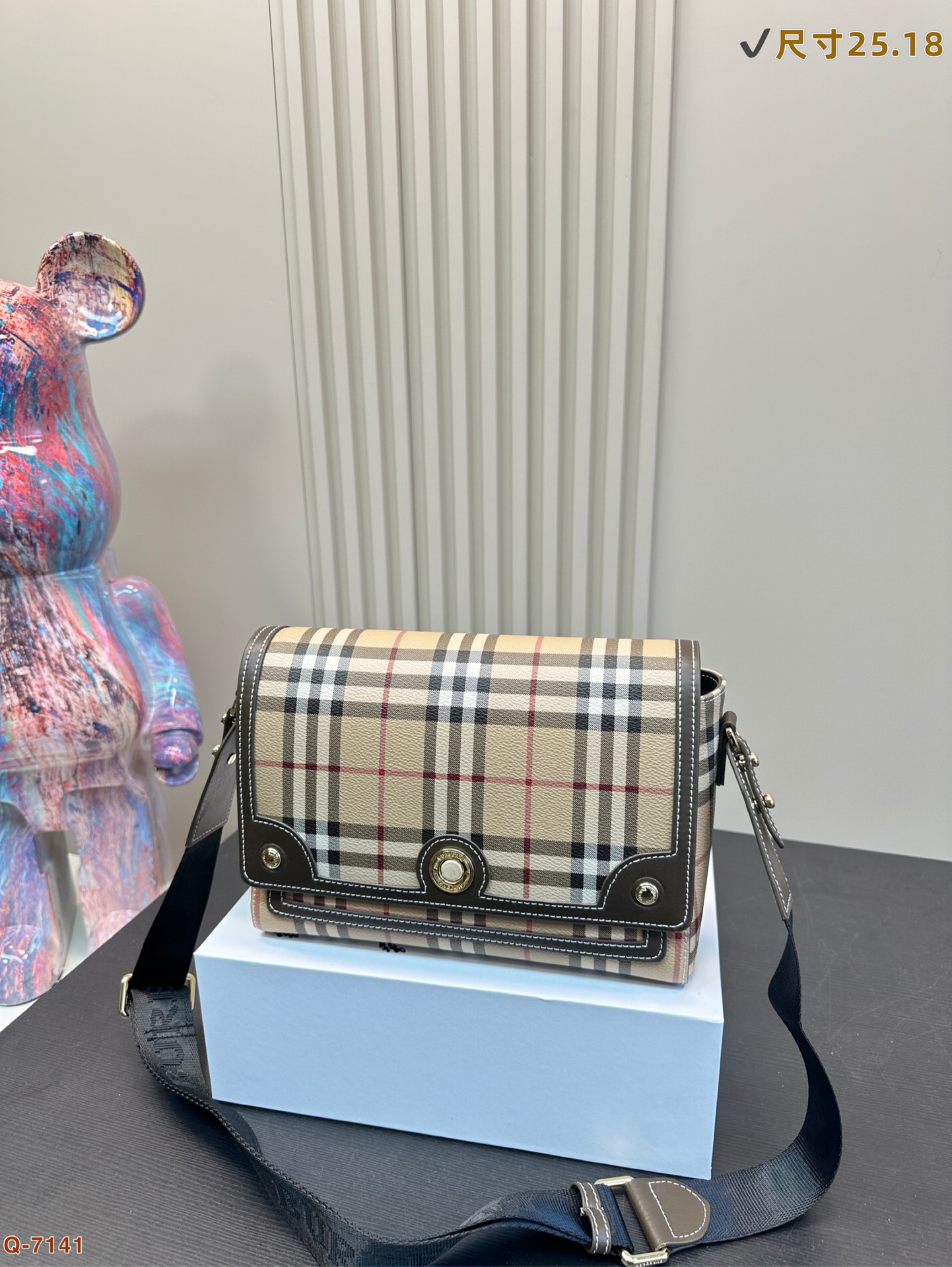 💰330💰340 配折叠盒
巴宝莉BURBERRY 经典格子邮差包
巴宝莉专柜最新款单肩斜挎包,实用耐久的面料 采特殊材质搭配牛皮🐂四季必备 单肩斜挎背两用款 尺寸 25.18/24.15