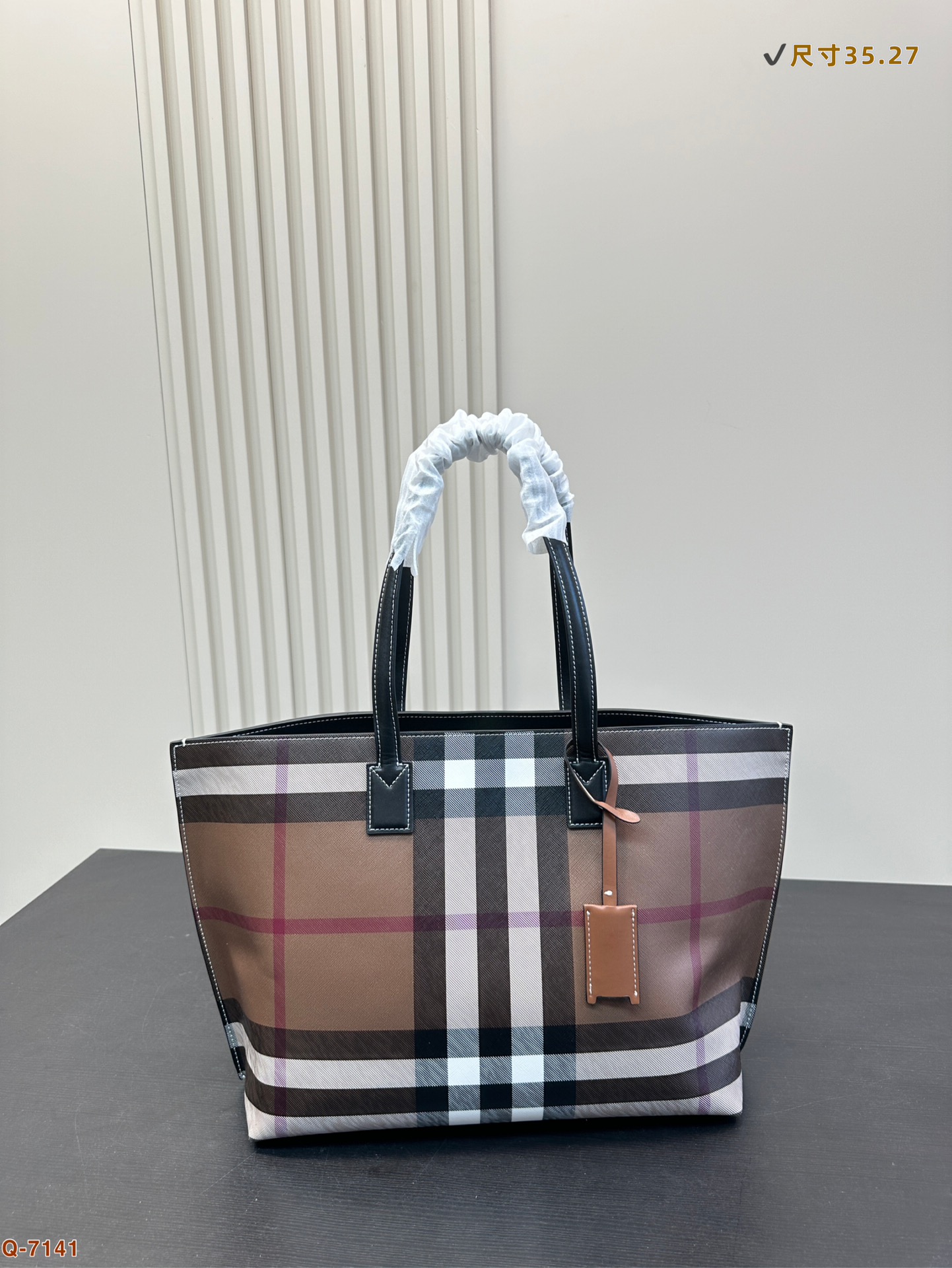 💰355 【尺寸】35*27 巴宝莉托特包 轻松演绎复古时髦 包型挺阔,简约而不简单不需要过多的装饰,日常搭配就能将高级感体现的淋漓尽致!