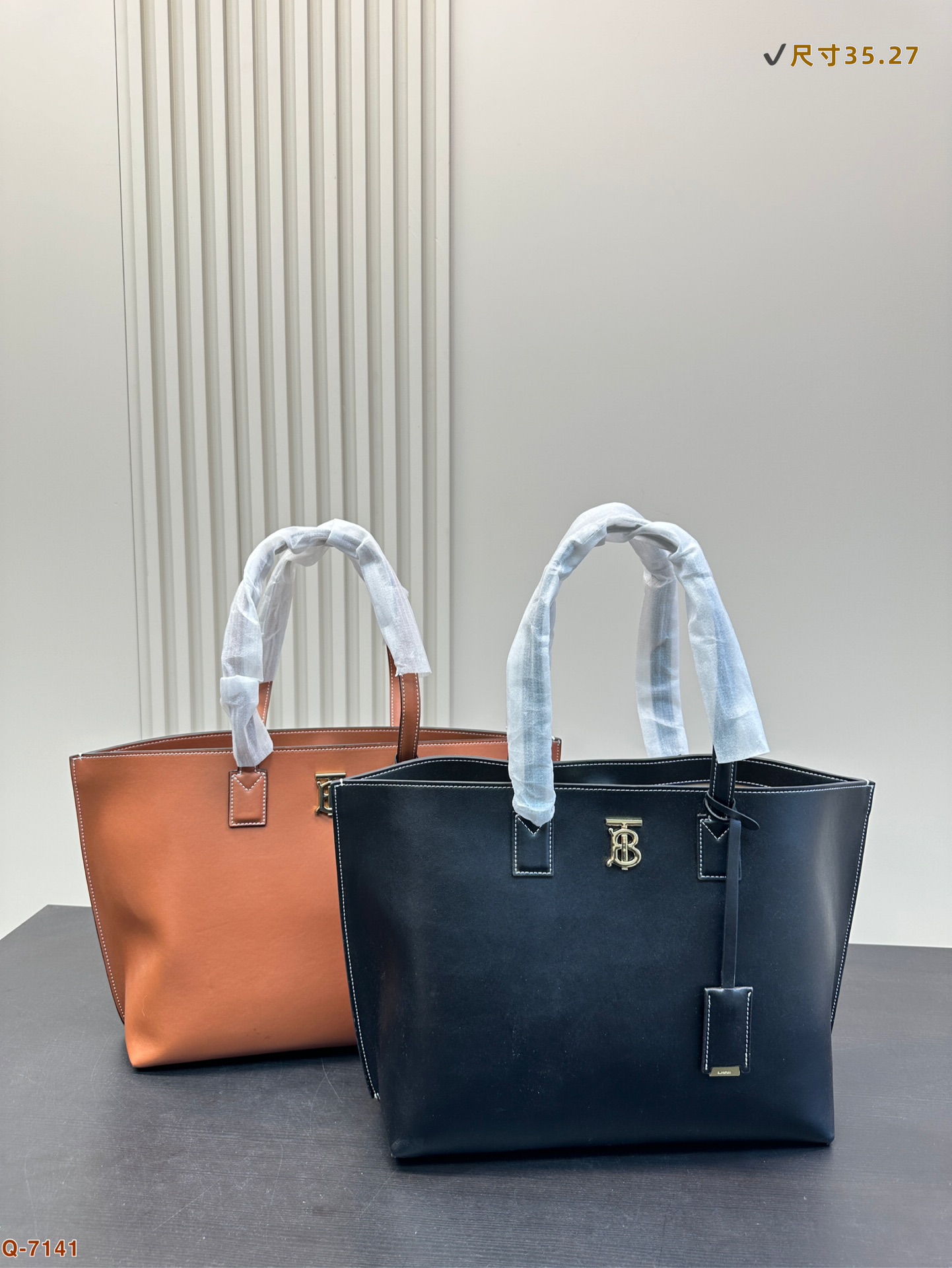 💰345 【尺寸】35*27 巴宝莉托特包 轻松演绎复古时髦 包型挺阔,简约而不简单不需要过多的装饰,日常搭配就能将高级感体现的淋漓尽致!