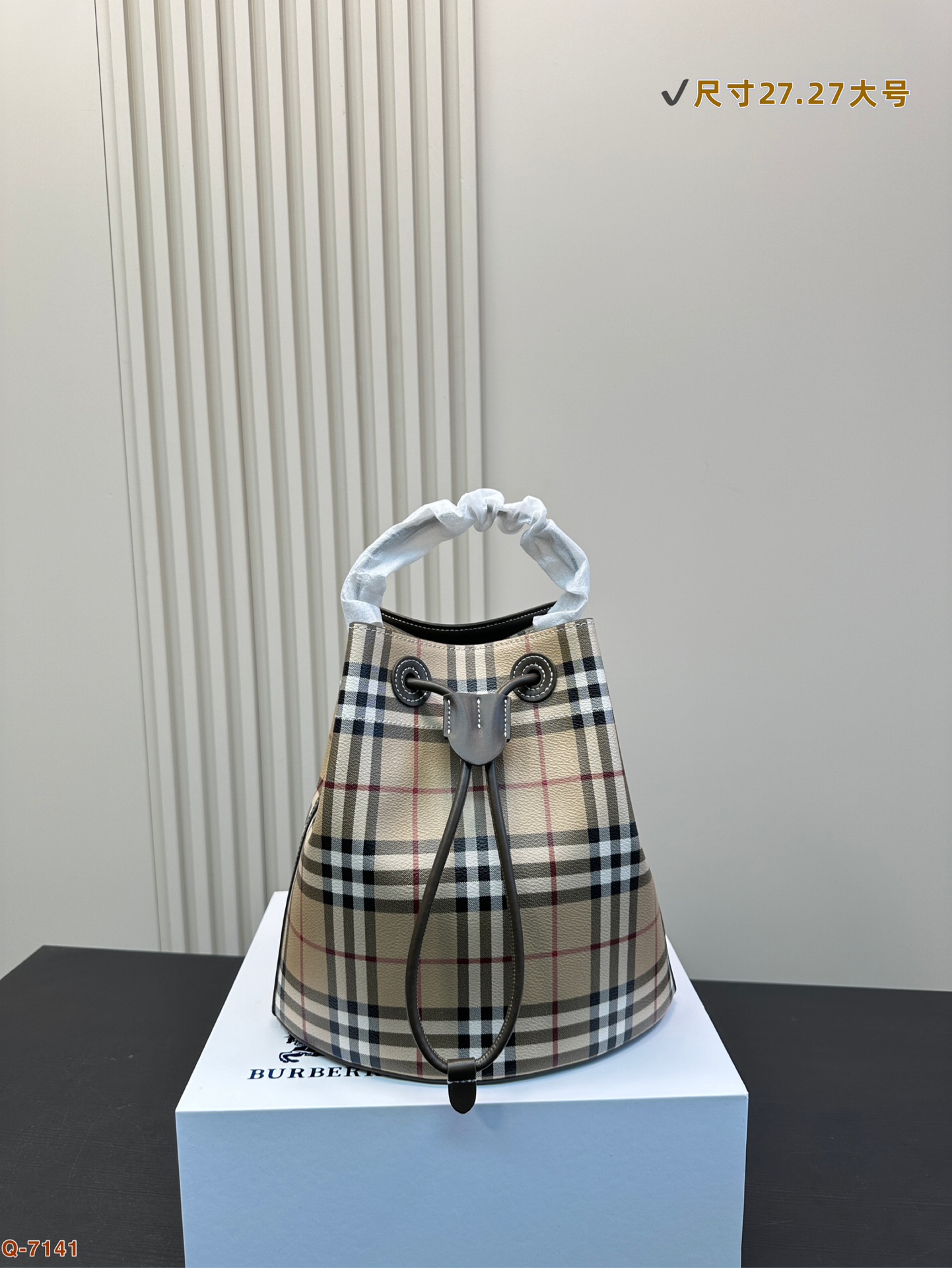 💰360💰370 配折叠盒 巴宝莉BURBERRY经典格子水桶包 拎起来就舍不得放下|经典格子好适合秋冬,大小也正好,比LV的noe nano 容量大一点更能装,比古驰的年轻时尚有活力 尺寸17.18/27.27