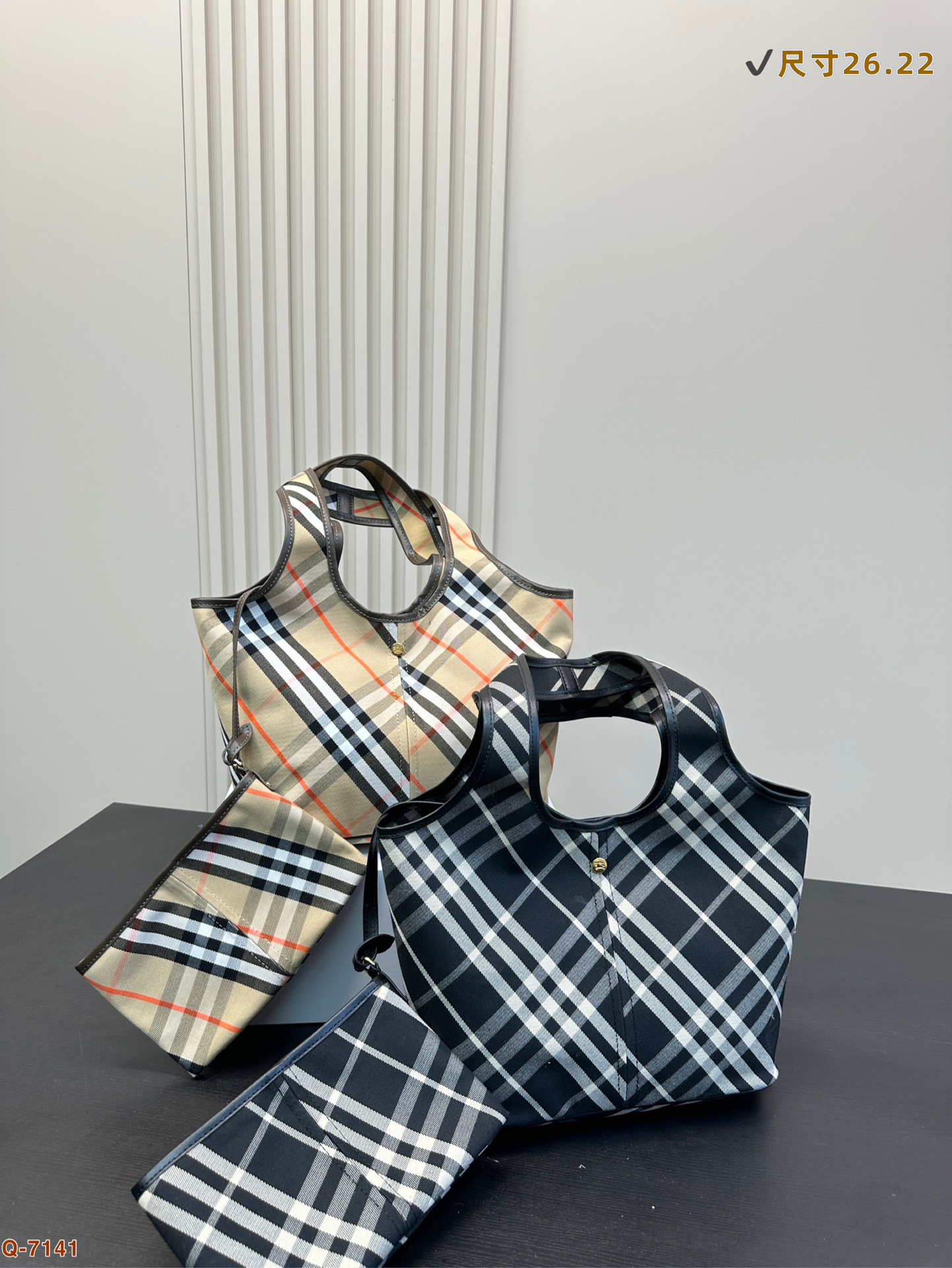 💰380 配礼盒 巴宝莉Burberry 的托特包已经 Next level了! 包包自带按扣安全感满满 附赠同色系小手包 满足多种使用方法 斜式格纹的设计简约而不简单 让人超想拥有! 尺寸26.22